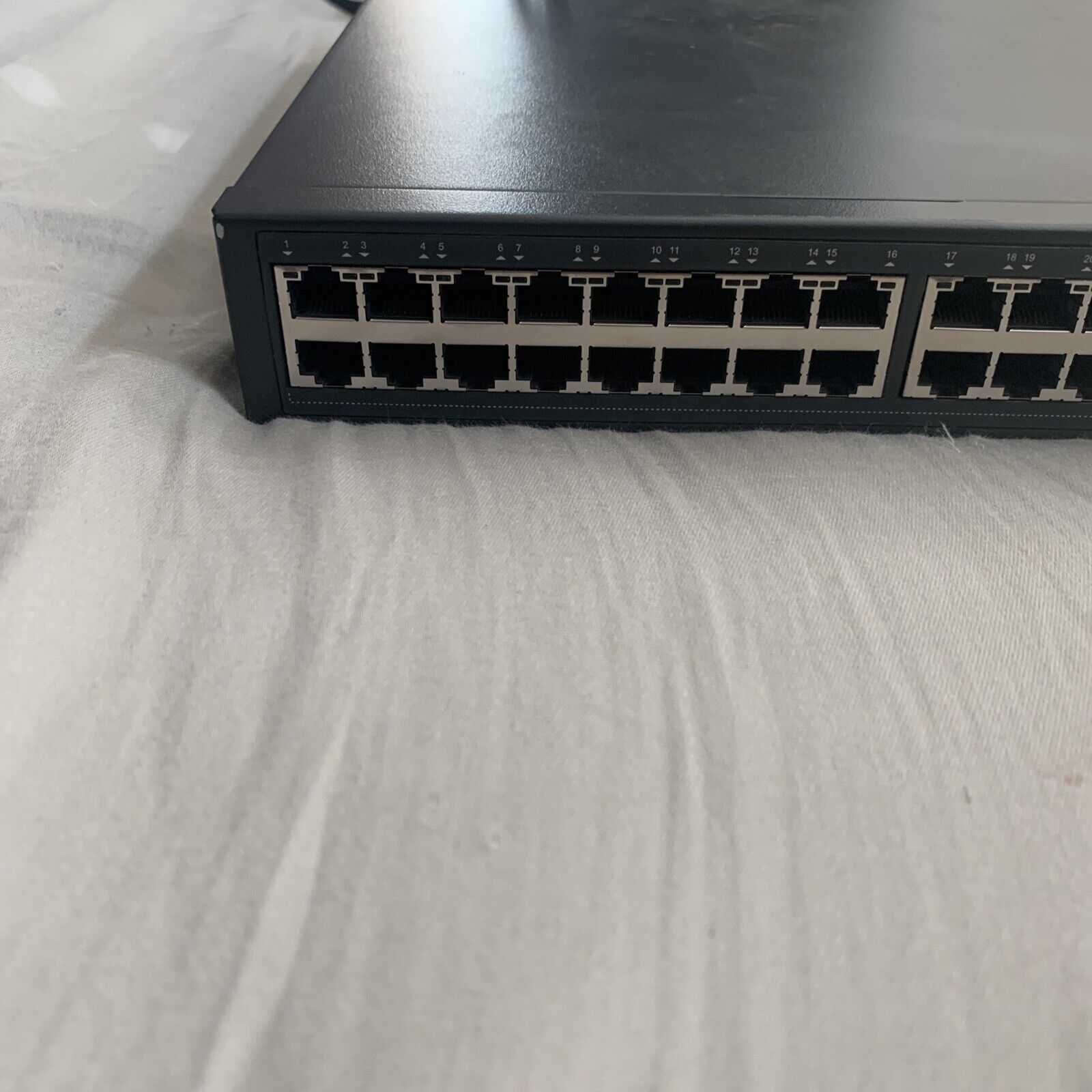 TP-Link TL-SG2452 48-Port Gigabit Smart Ethernet Hub / Switch with 4 SFP Slots