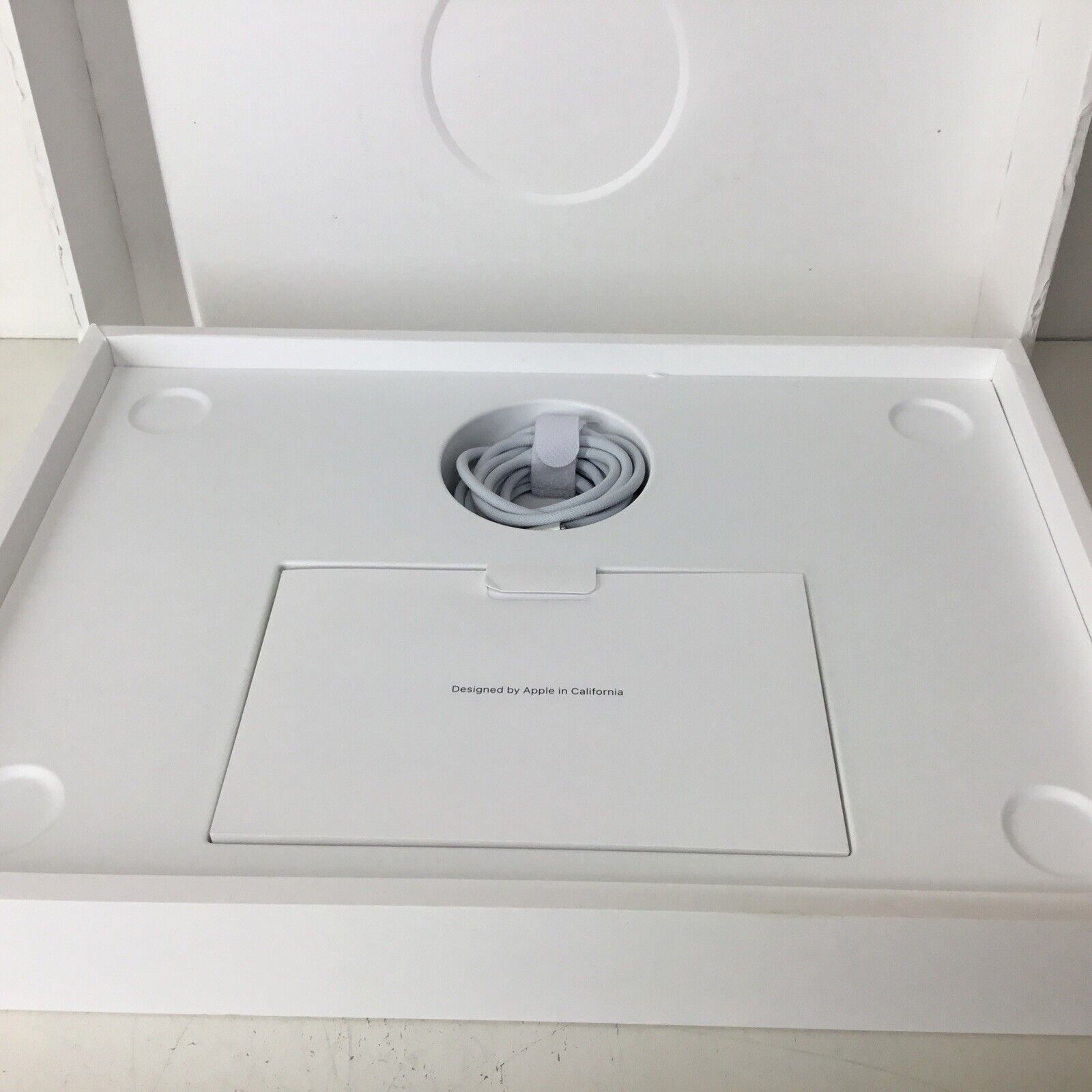 2024 Apple MacBook Air 13.6" M3 Chip 256 GB SSD 8GB RAM 8-Core GPU MRXT3LL/A