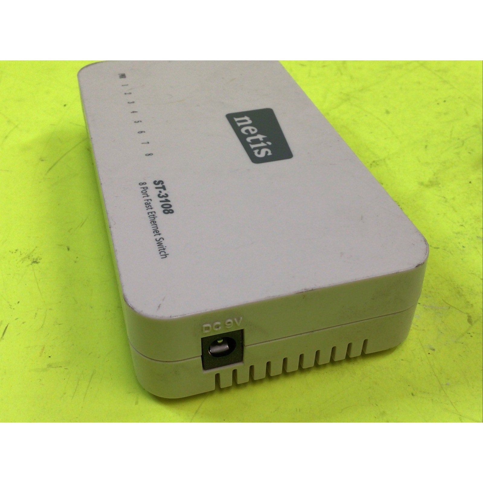 Netis ST3108 8-port 100mbit Fast Ethernet Switch
