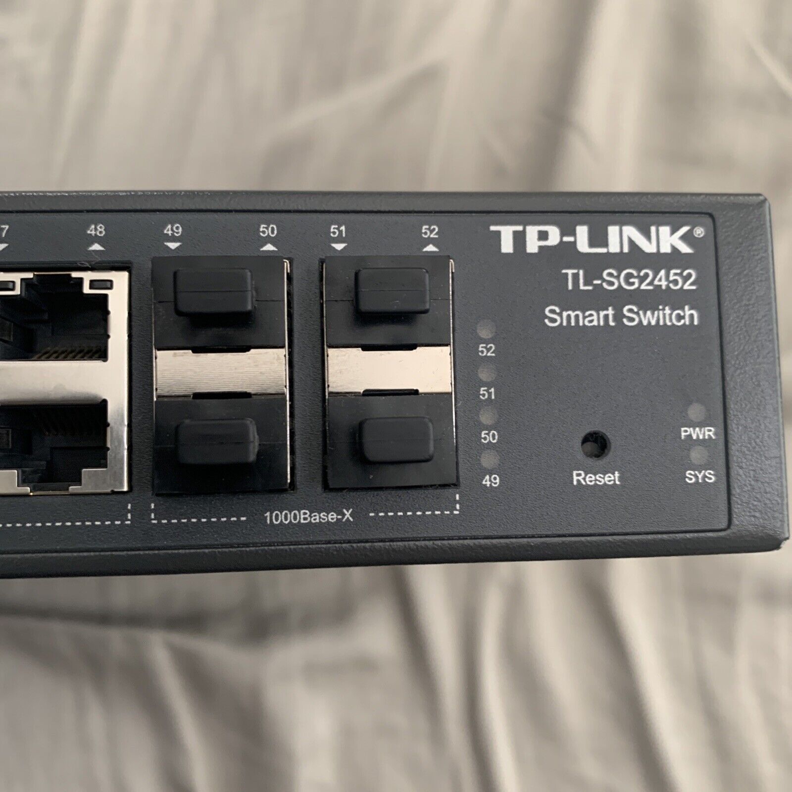 TP-Link TL-SG2452 48-Port Gigabit Smart Ethernet Hub / Switch with 4 SFP Slots