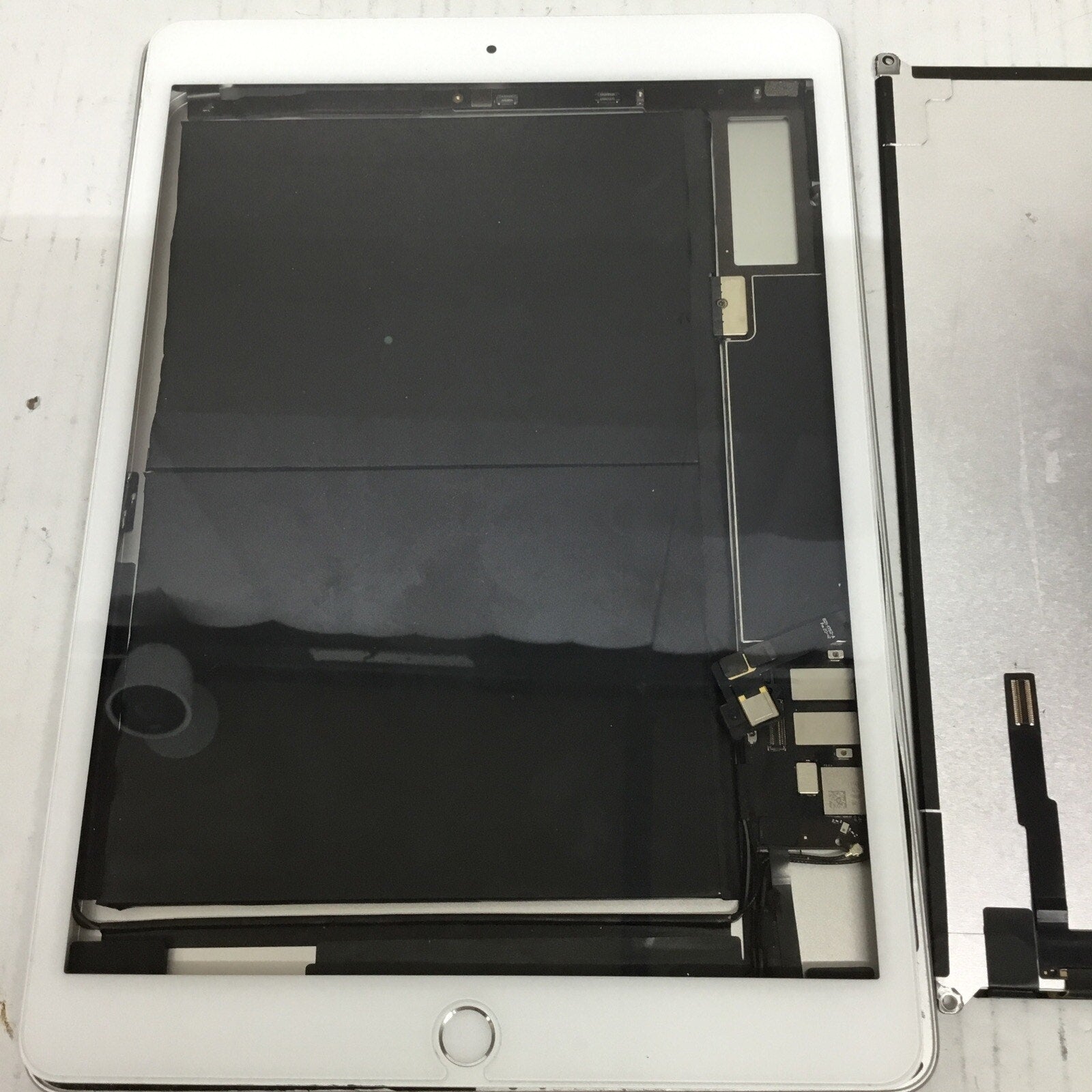 Apple iPad 7th Gen A2197 For Parts *READ* (Screen, whole assembly)