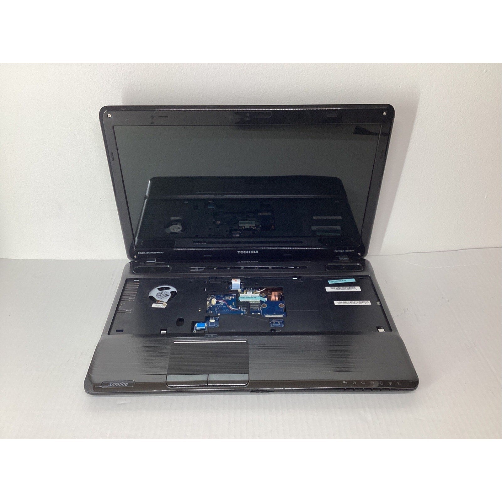 Toshiba Satellite P755-S5120 i7-2670QM 8GB RAM No HDD/Keyboard/Battery-For Parts