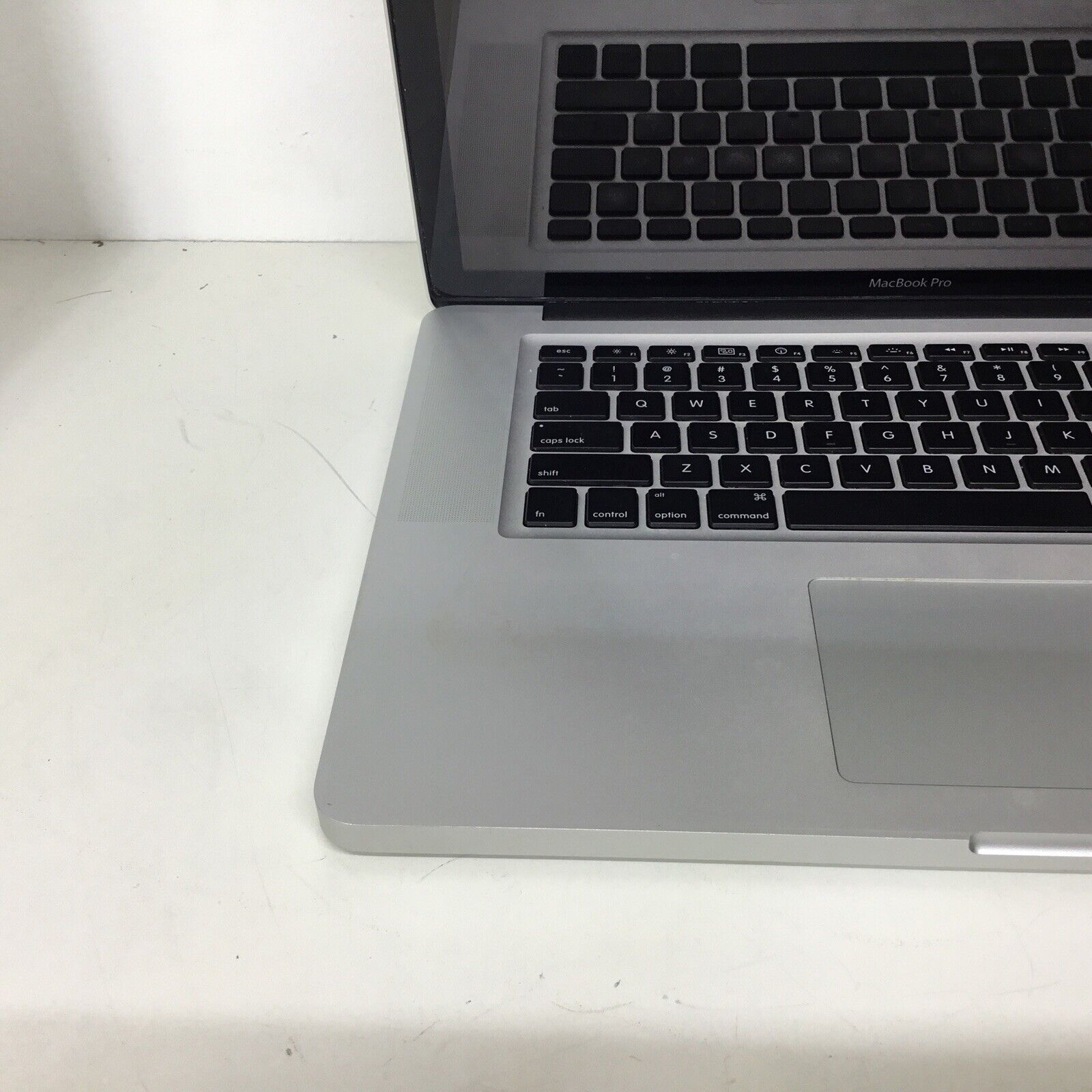 Apple MC118LL/A Duo P8700 2.53GHz 4GB RAM 250GB HDD 15" MacBook Pro - For Parts