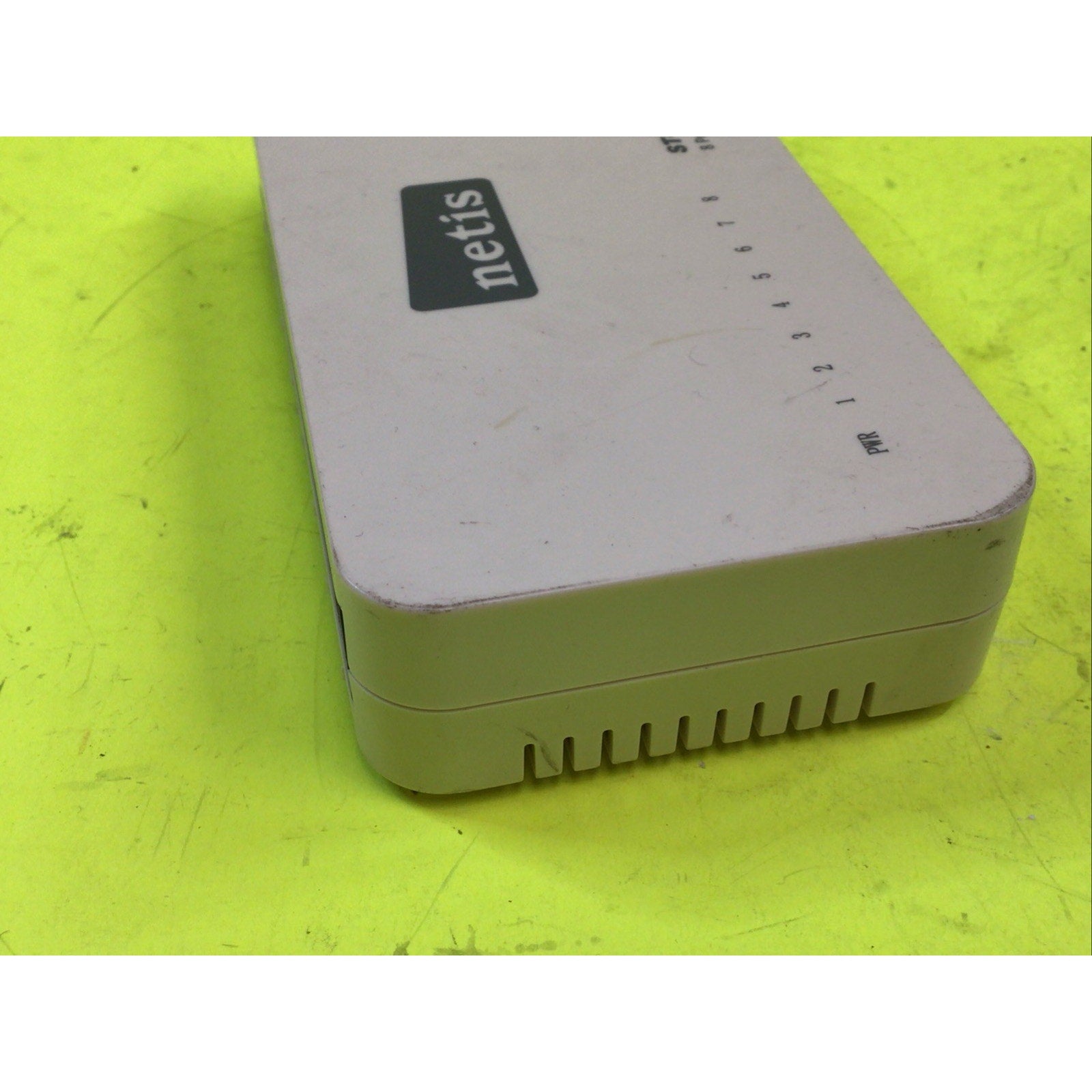 Netis ST3108 8-port 100mbit Fast Ethernet Switch