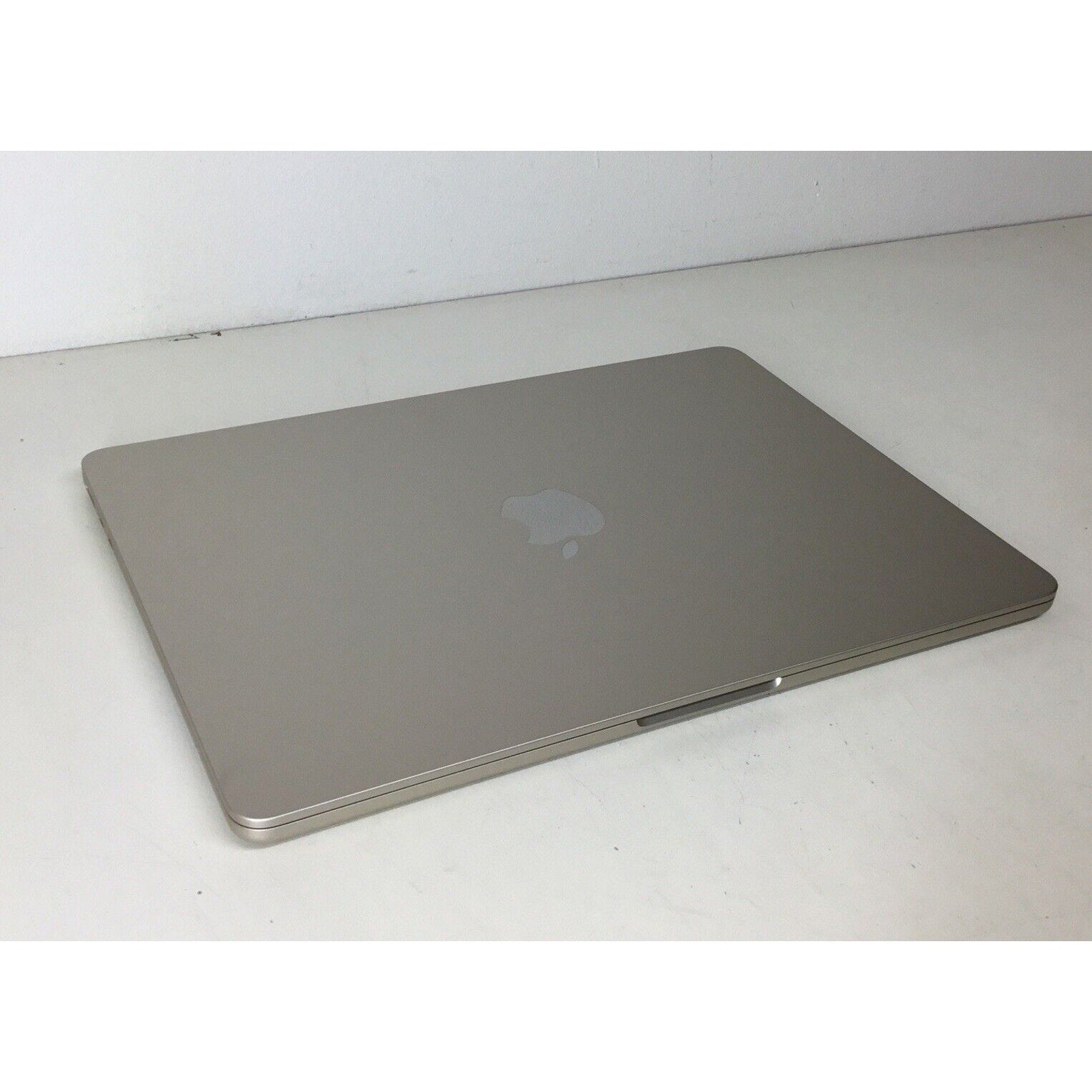 2024 Apple MacBook Air 13.6in M3 Chip 256 GB SSD 8GB RAM 8-Core GPU MRXT3LL/A