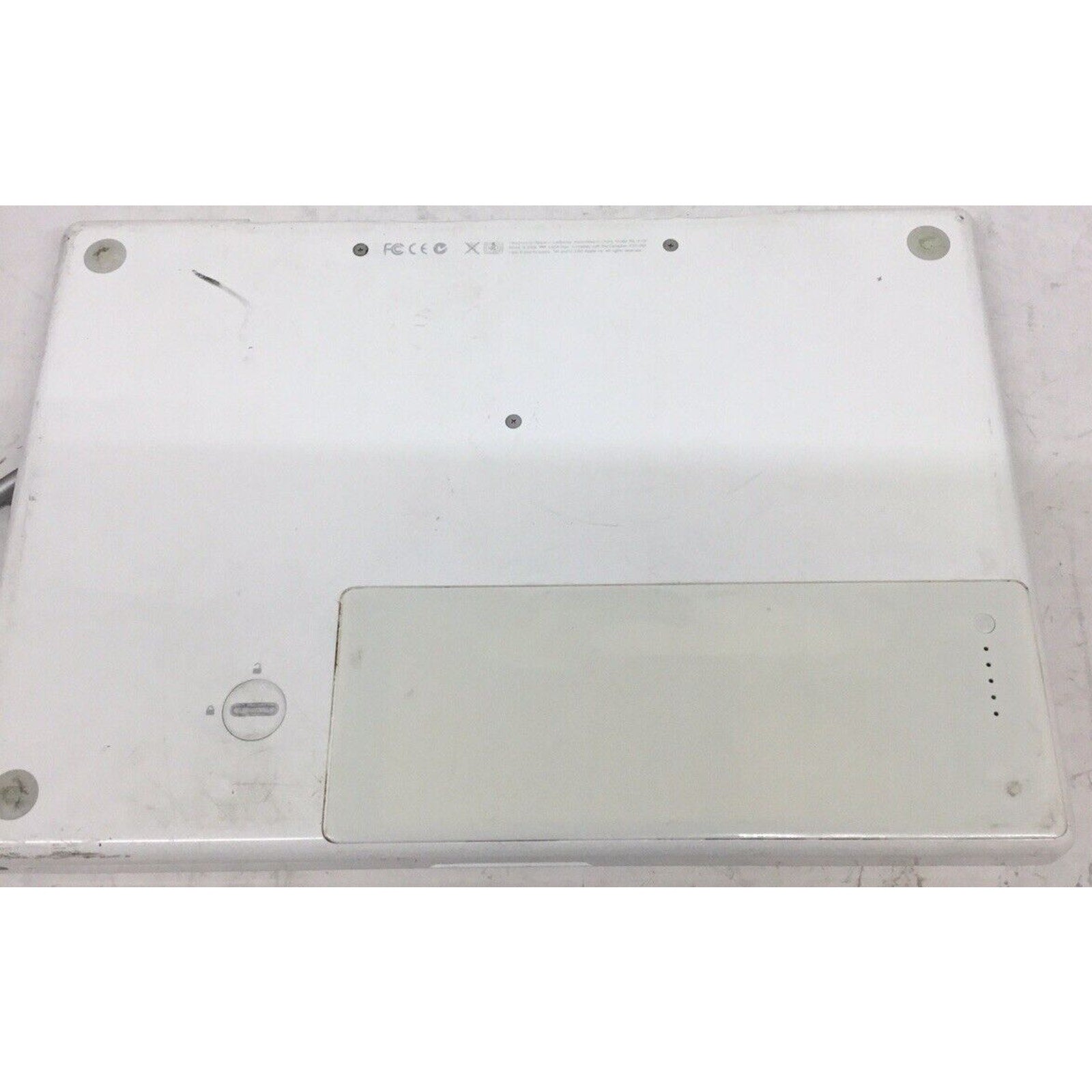 Apple Macbook 13" A1181 Early 2007 Core 2 Duo 2.10 GHz 1GB RAM W/ Charger Bundle