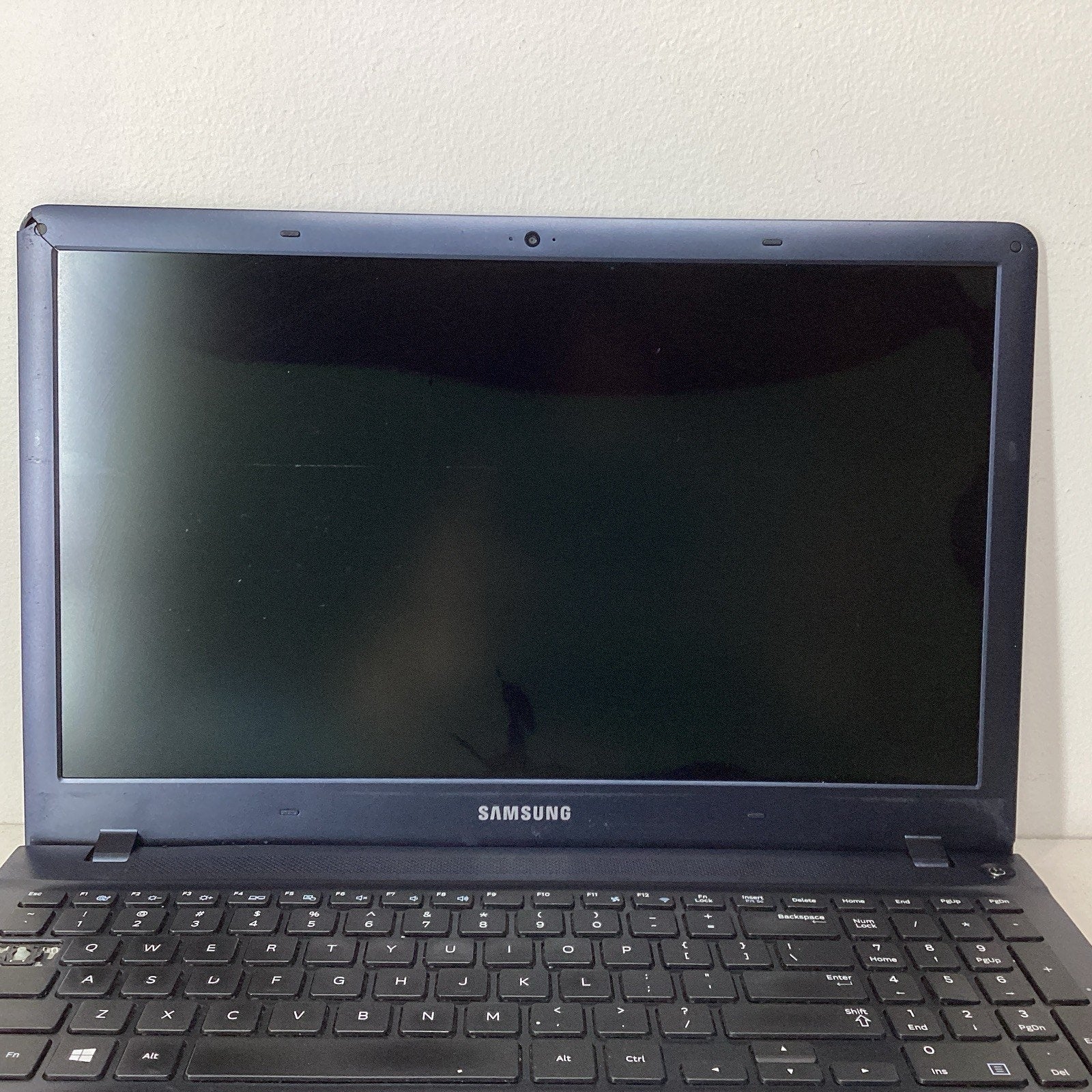 Samsung NP470R5E 15.6" Dark Blue Laptop 8GB RAM 500GB SSD Bad Screen - For Parts