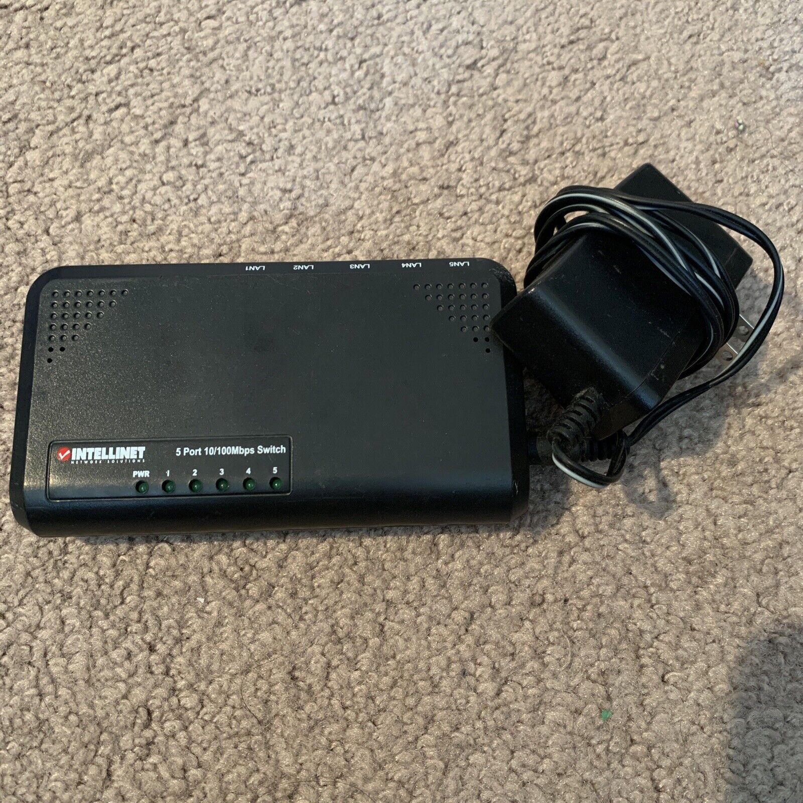 Intellinet 5-Port 10/100Mbps Fast Fast Ethernet Office Switch w/ Power Adapter