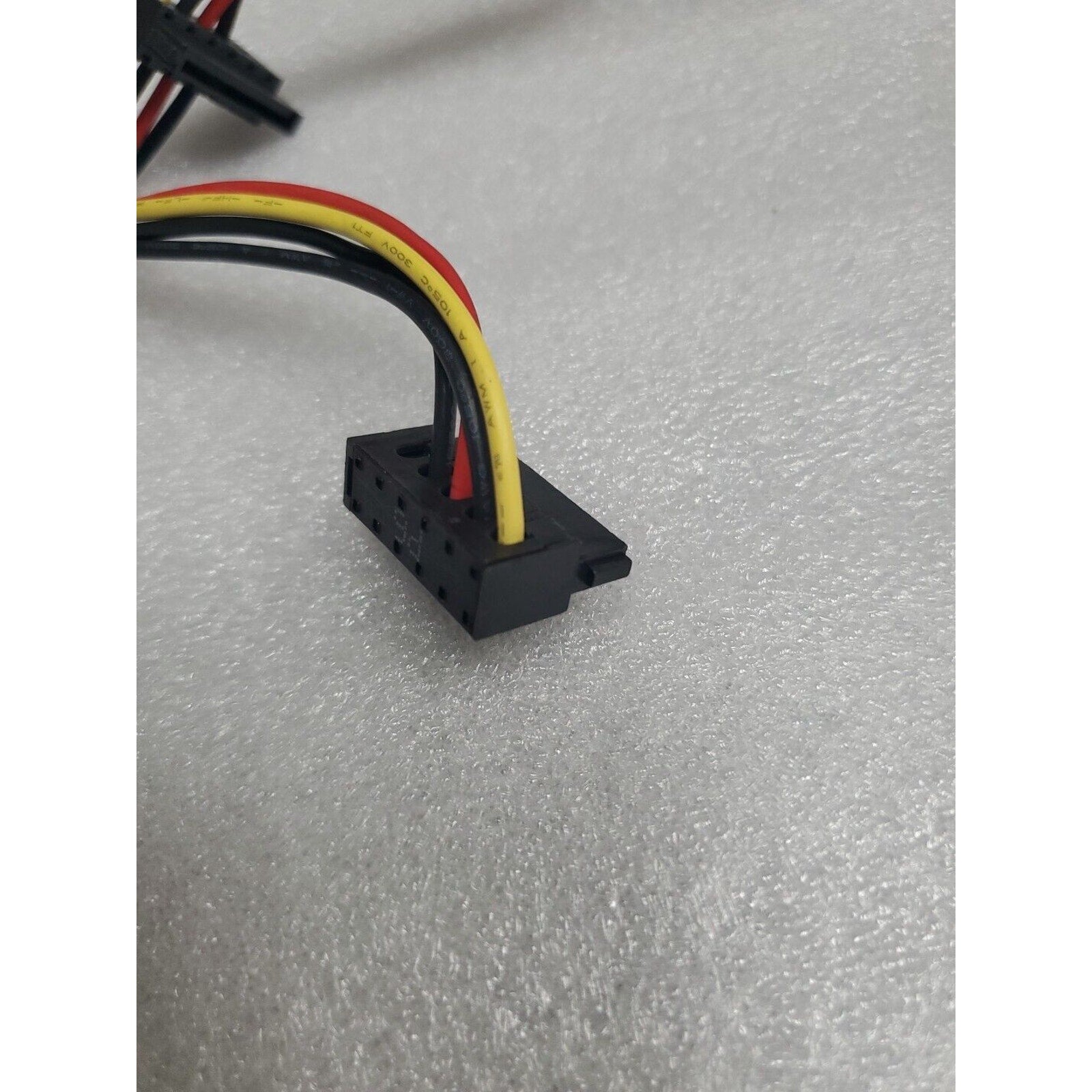 611895-001 611895-001 6200 Pro Elite 4-pin to 3X SATA motherboard power cable