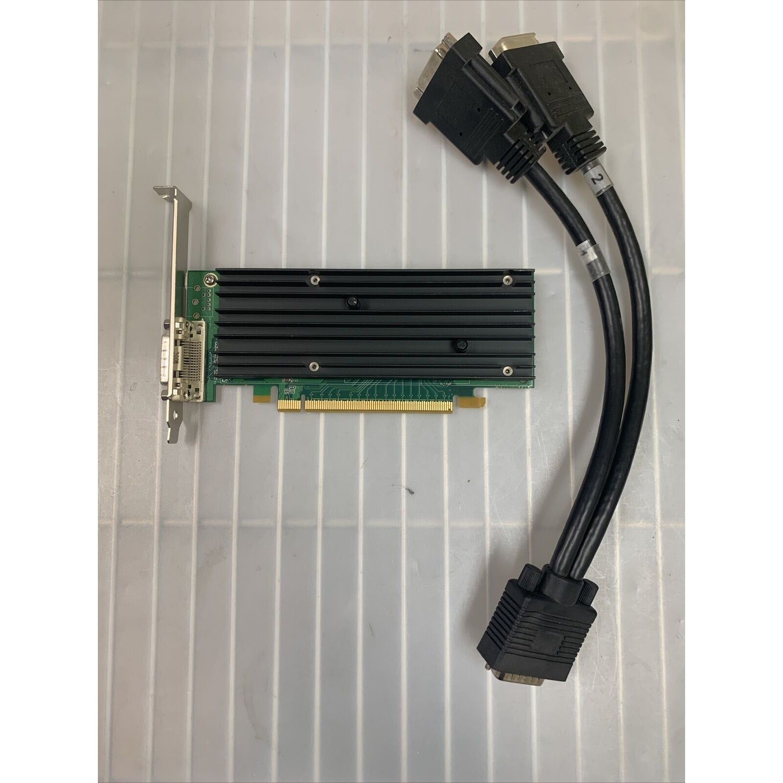 Dell NVIDIA Quadro NVS 290 (TW212) DDR2 PCIe x16 Video Card w/ Dual DVI Cable