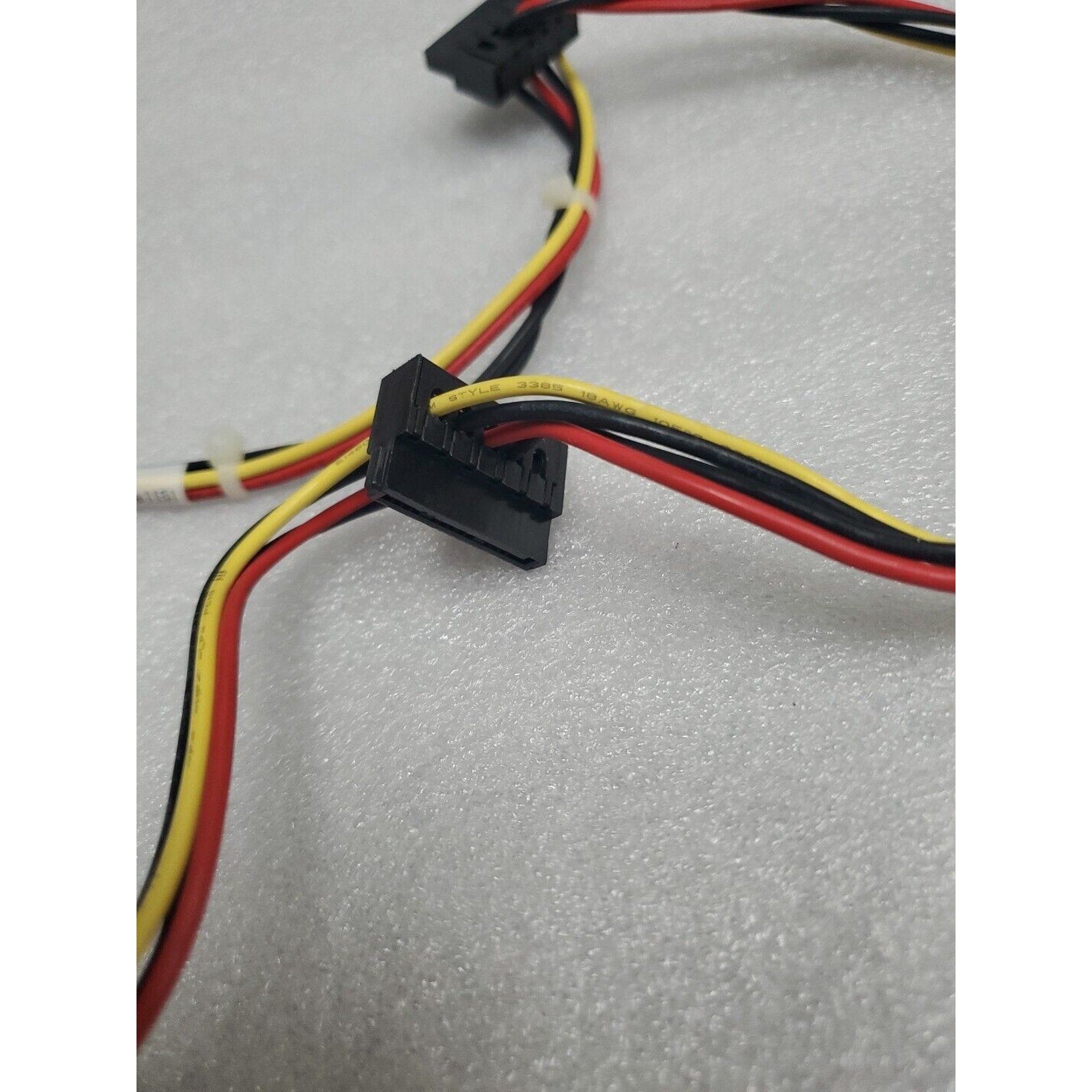 611895-001 611895-001 6200 Pro Elite 4-pin to 3X SATA motherboard power cable