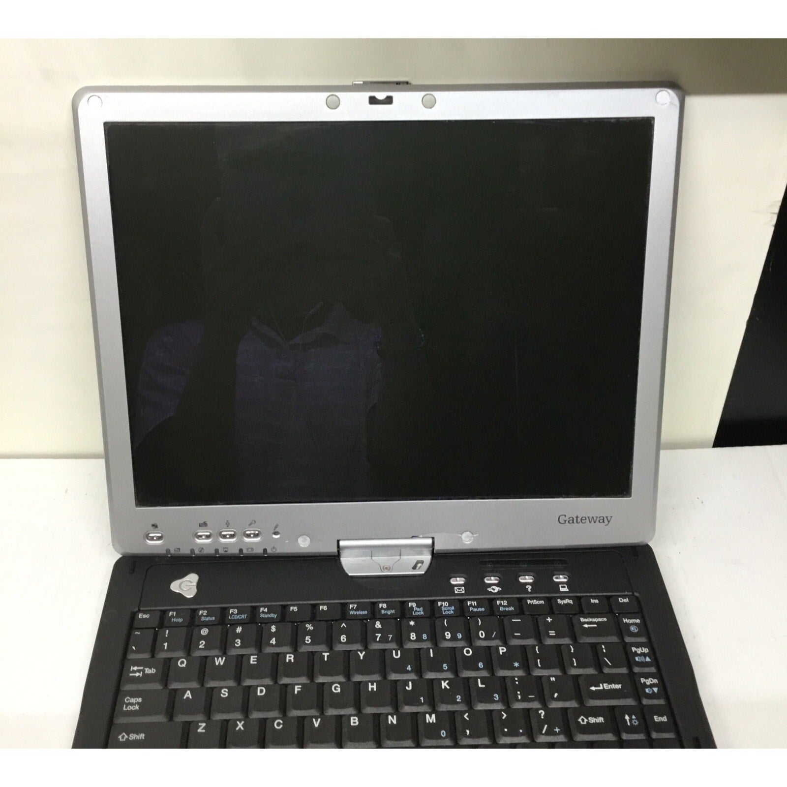 Gateway M275 Folding Tablet Laptop Not Able To Test. - For Parts Only