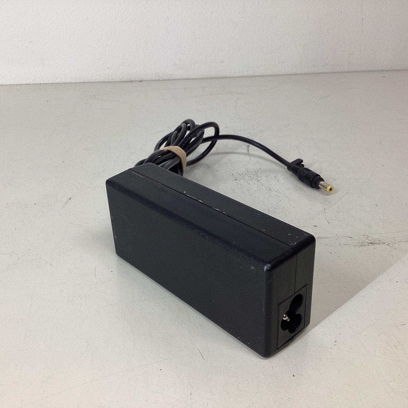 HP Laptop AC Power Adapter 380467-004381090-001 18.5V 3.5A 65W