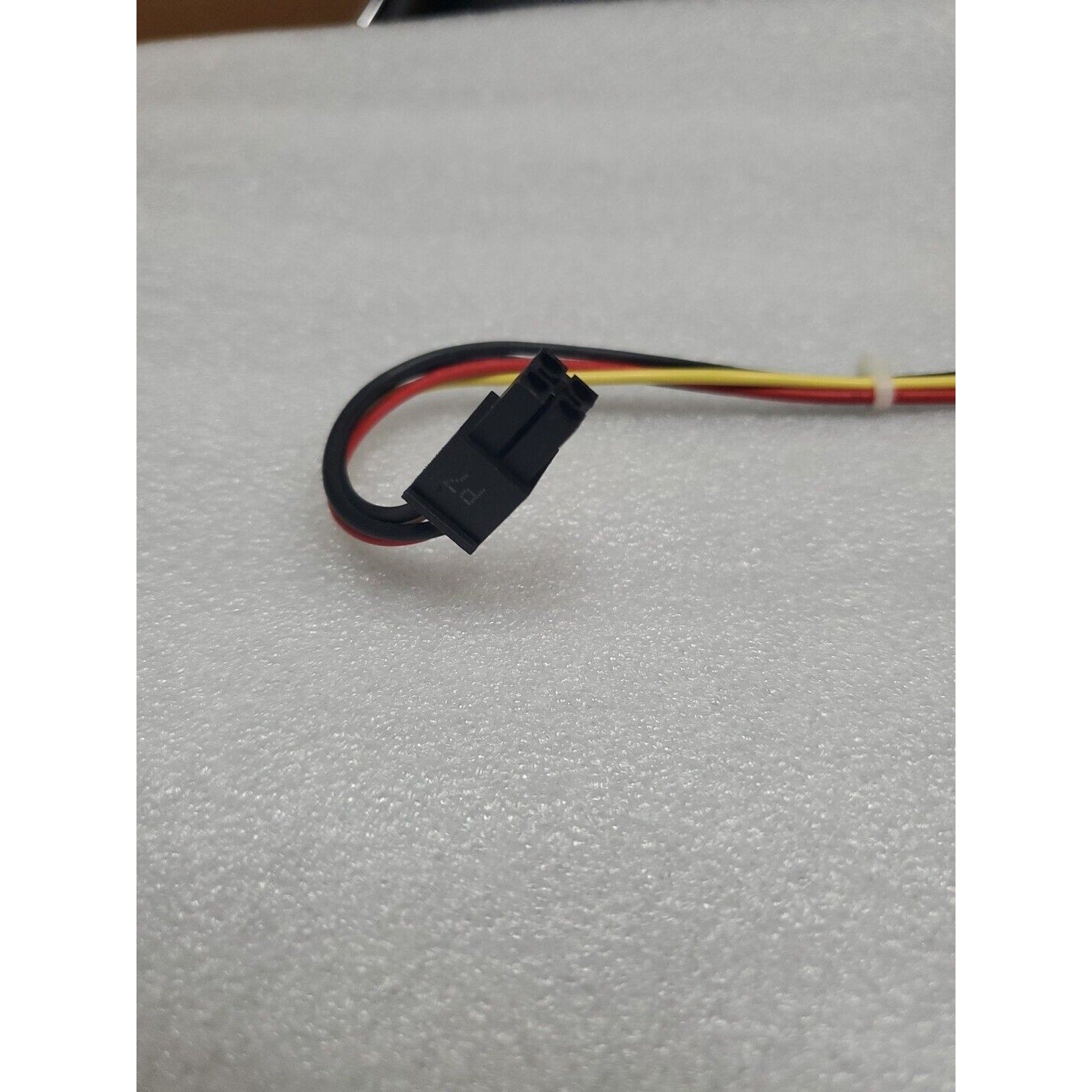 611895-001 611895-001 6200 Pro Elite 4-pin to 3X SATA motherboard power cable