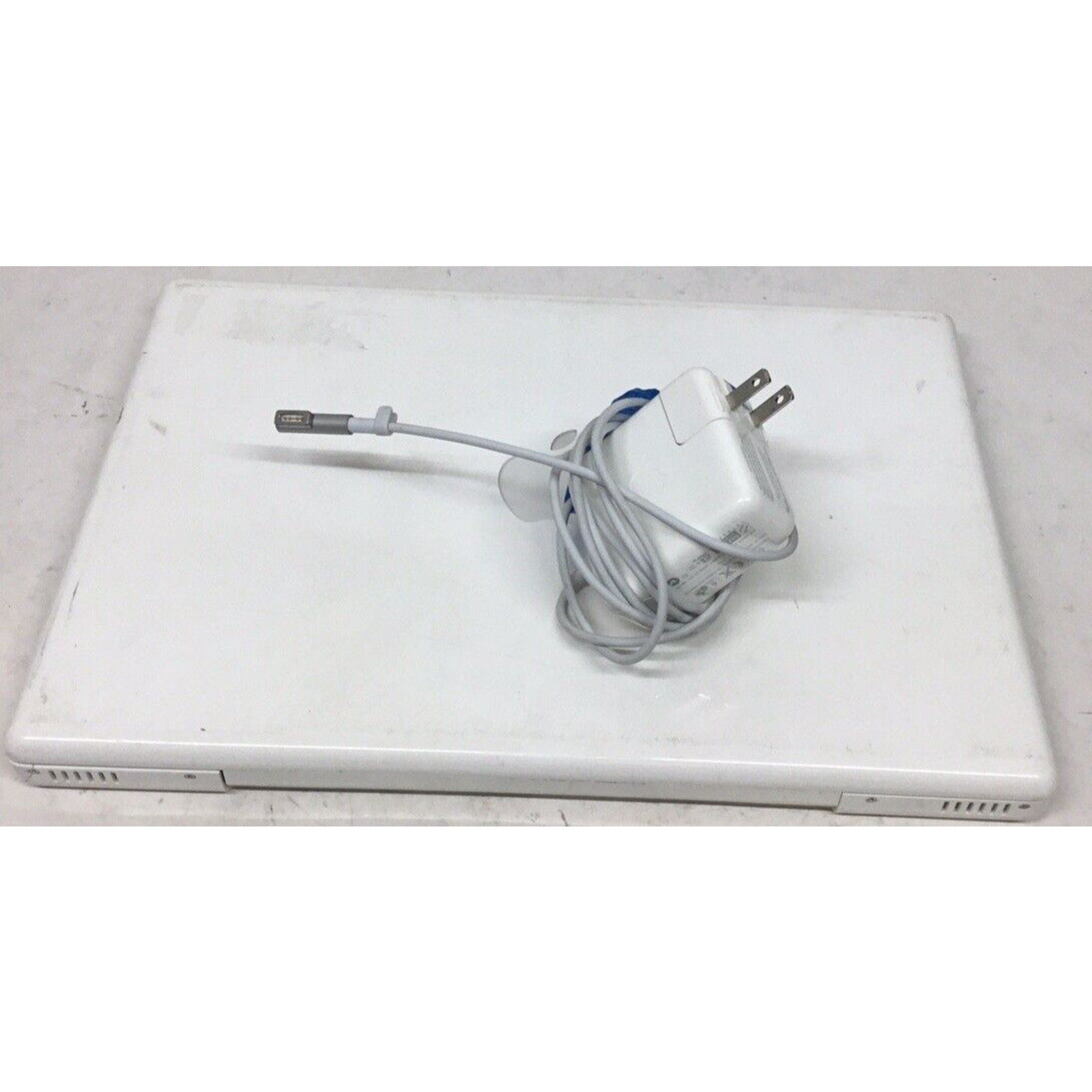 Apple Macbook 13" A1181 Early 2007 Core 2 Duo 2.10 GHz 1GB RAM W/ Charger Bundle