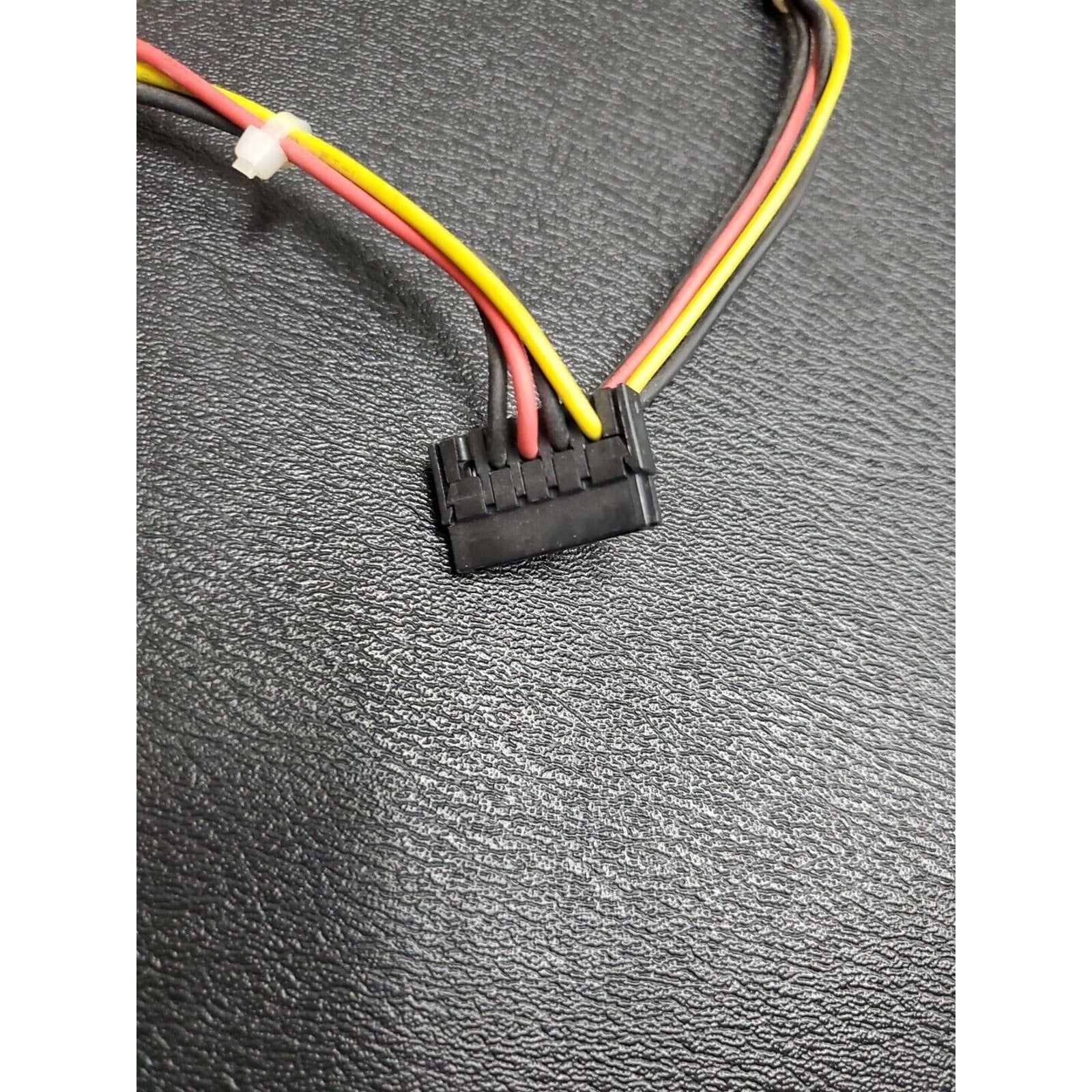 611895-001 611895-001 6200 Pro Elite 4-pin to 3X SATA motherboard power cable