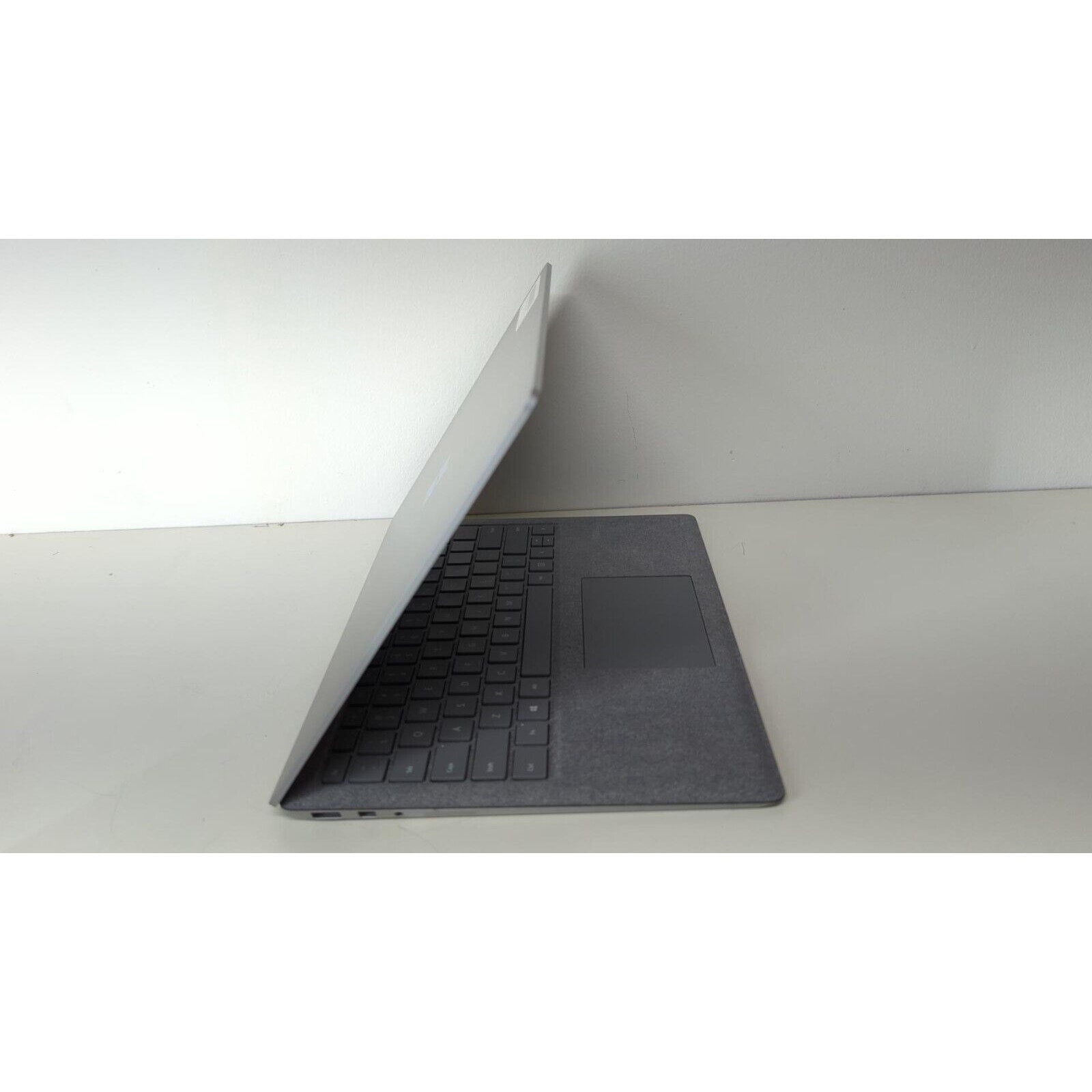 Microsoft Surface Laptop - Core i7-7660U 16GB RAM 512GB SSD - Model 1769