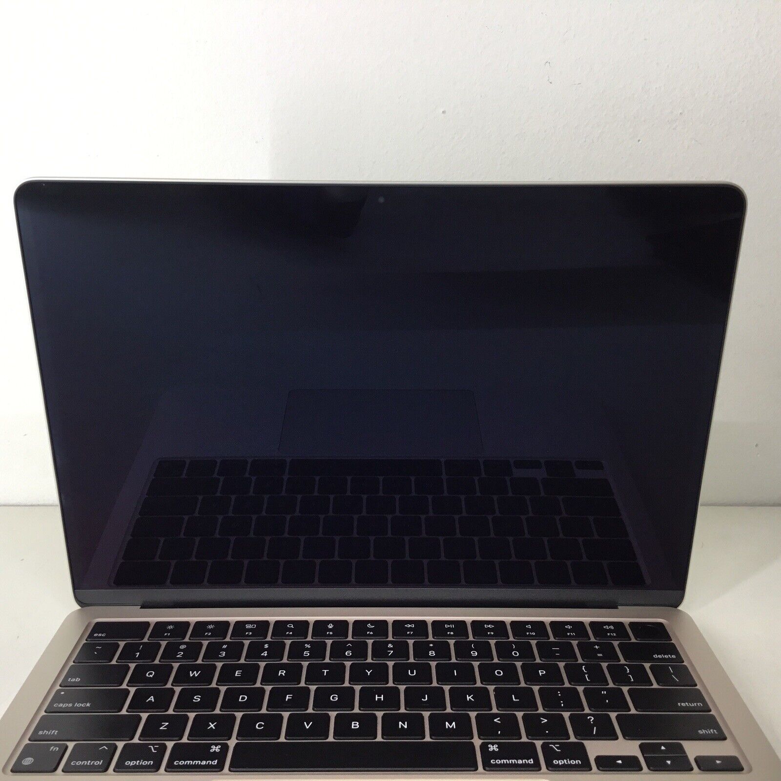 2024 Apple MacBook Air 13.6" M3 Chip 256 GB SSD 8GB RAM 8-Core GPU MRXT3LL/A
