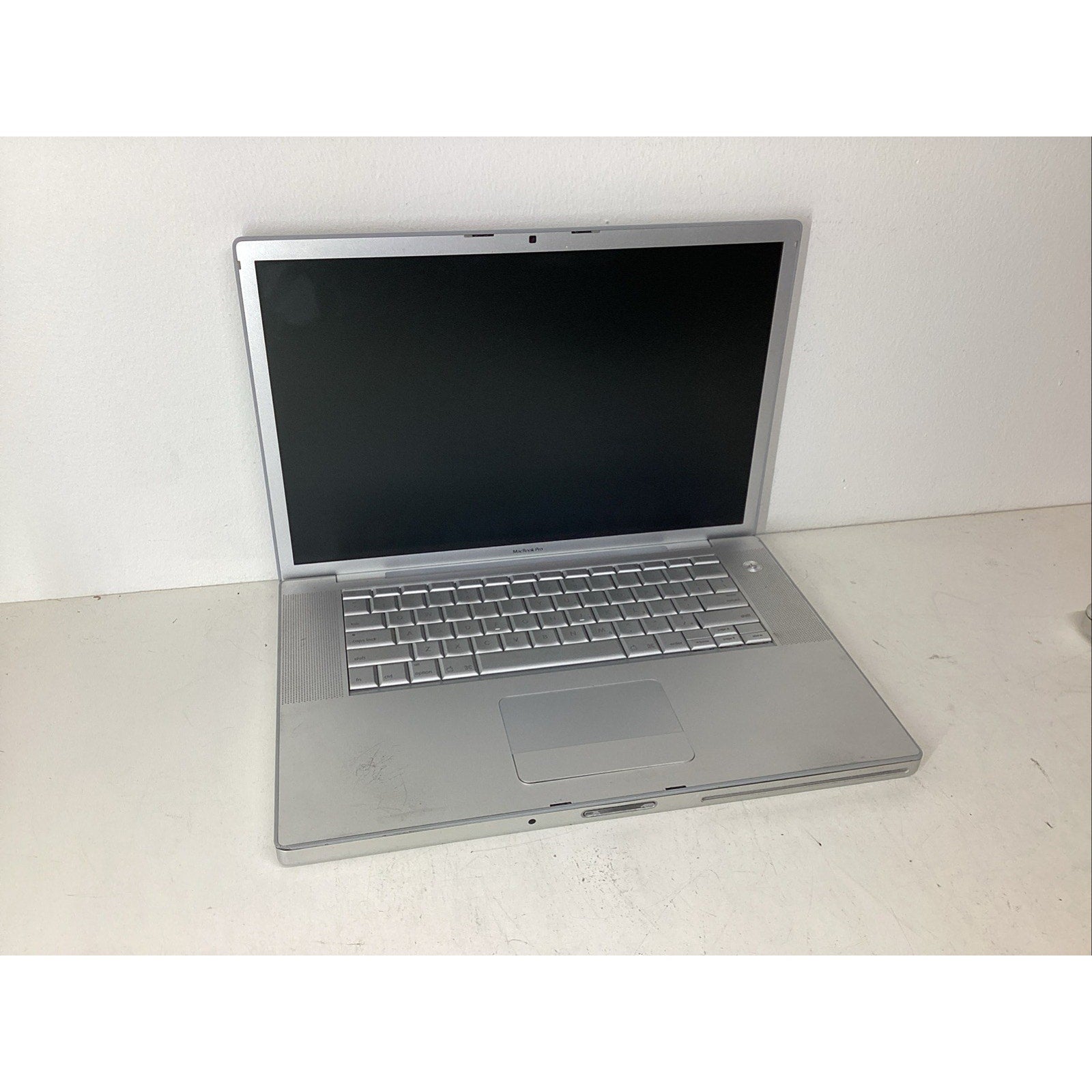 Apple MacBook Pro A1226 15.4" 2007 Intel Core Duo No Battery - For Parts