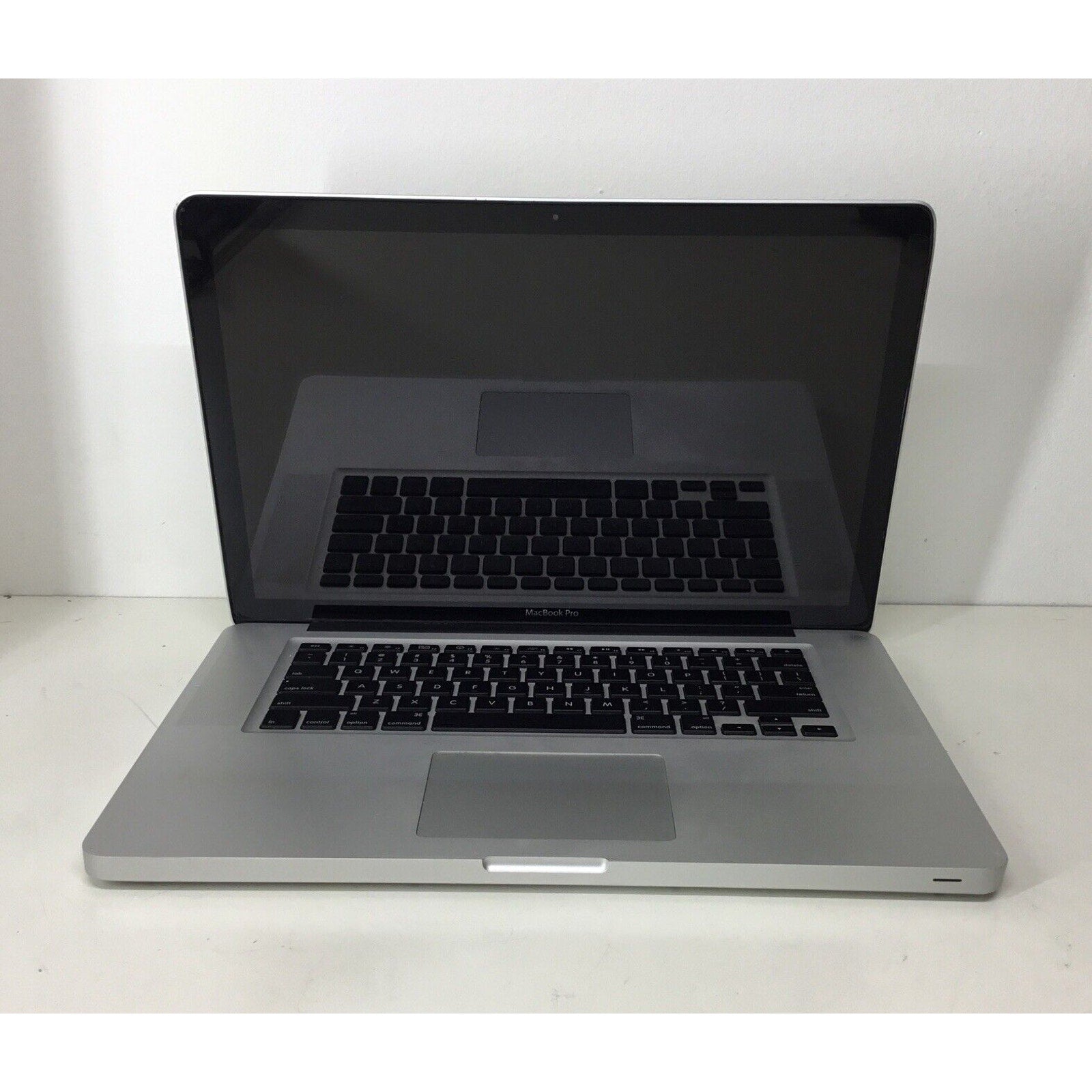 Apple MC118LL/A Duo P8700 2.53GHz 4GB RAM 250GB HDD 15" MacBook Pro - For Parts