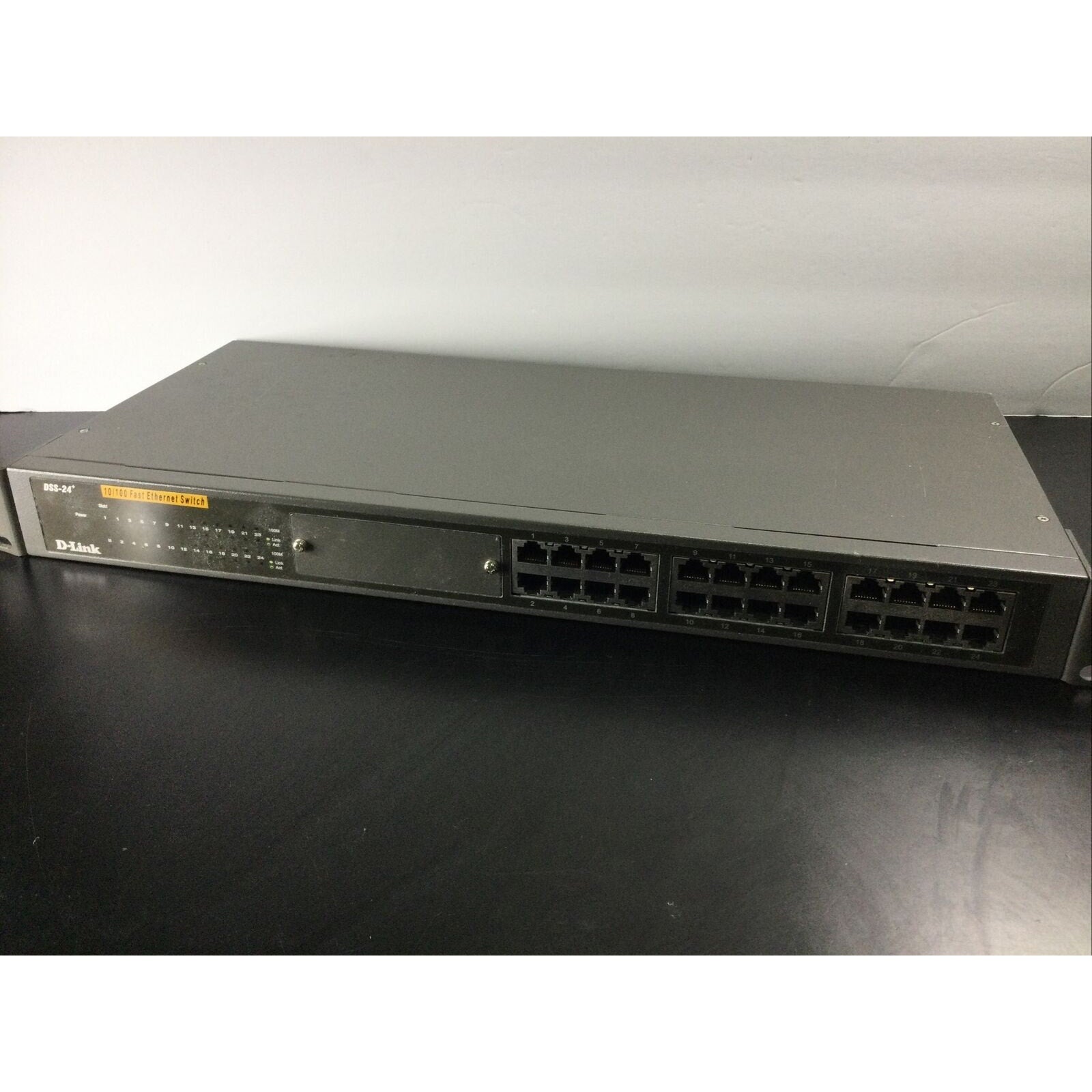 D-Link 24-Port 10/100 FE Unmanaged Network Switch DSS-24+