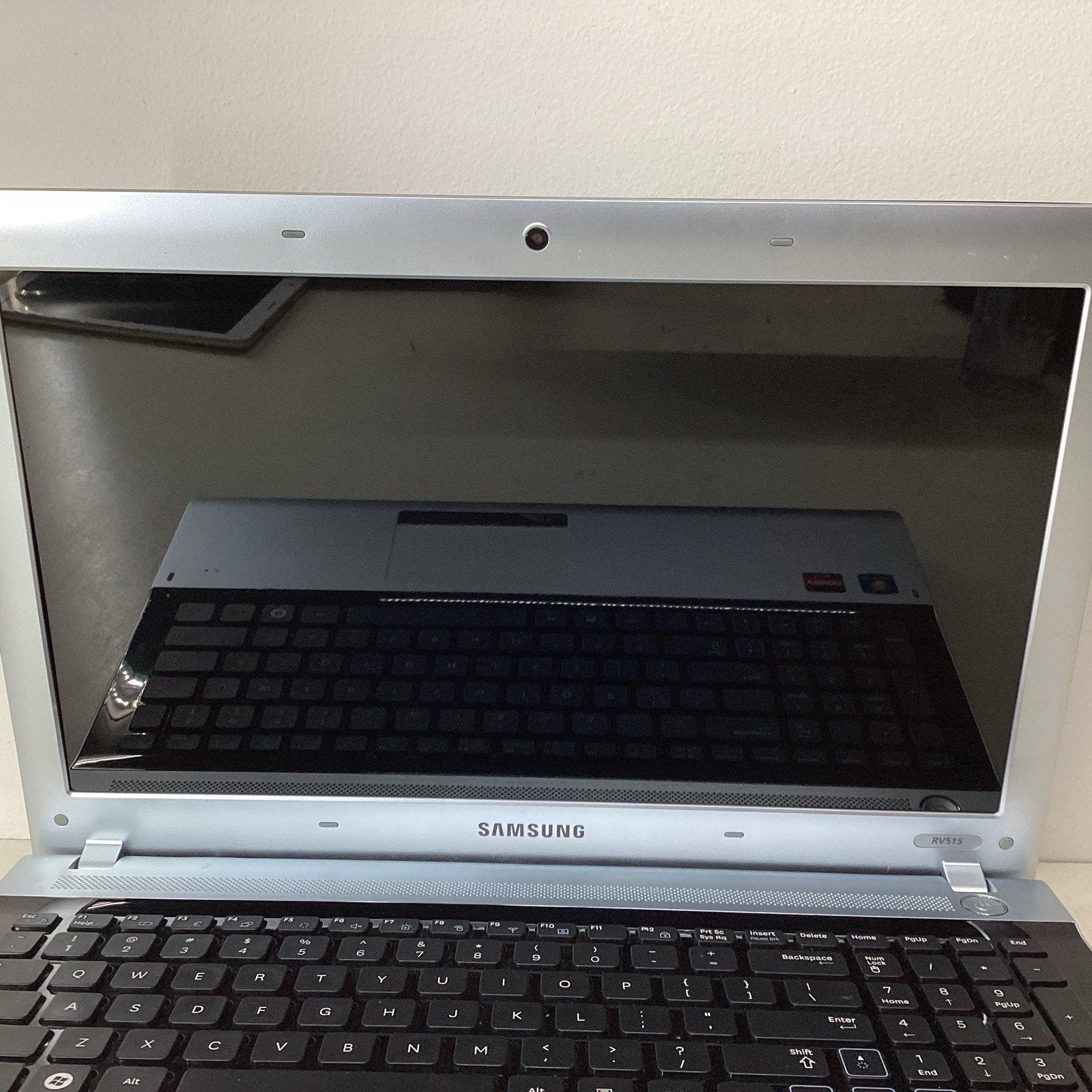 Samsung NP-RV515-A01US 15.6 AMD E-350 Dual-Core 4GB RAM 320GB HDD - For Parts