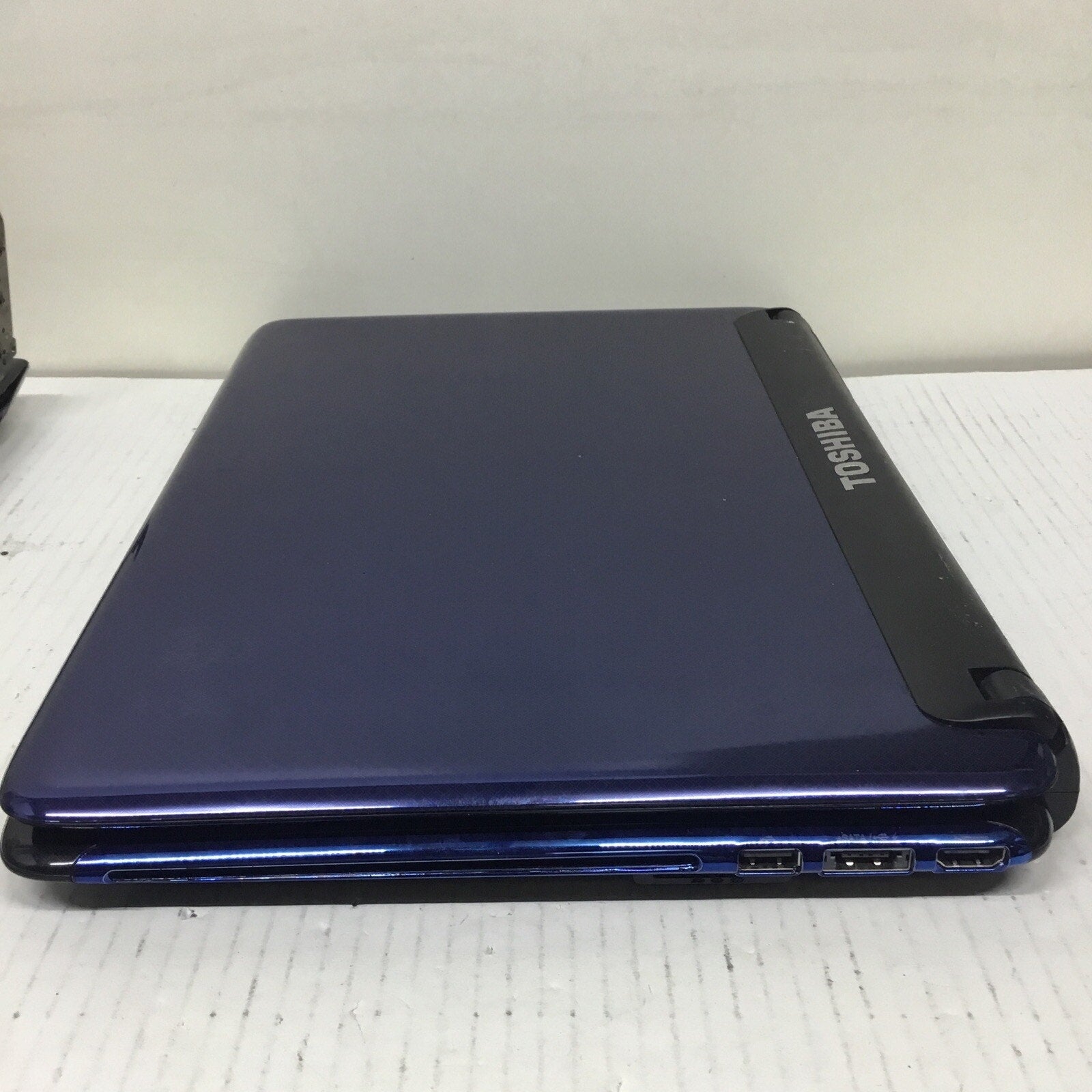 For Parts Toshiba Satellite E205-S1980 / No Adapter 14"