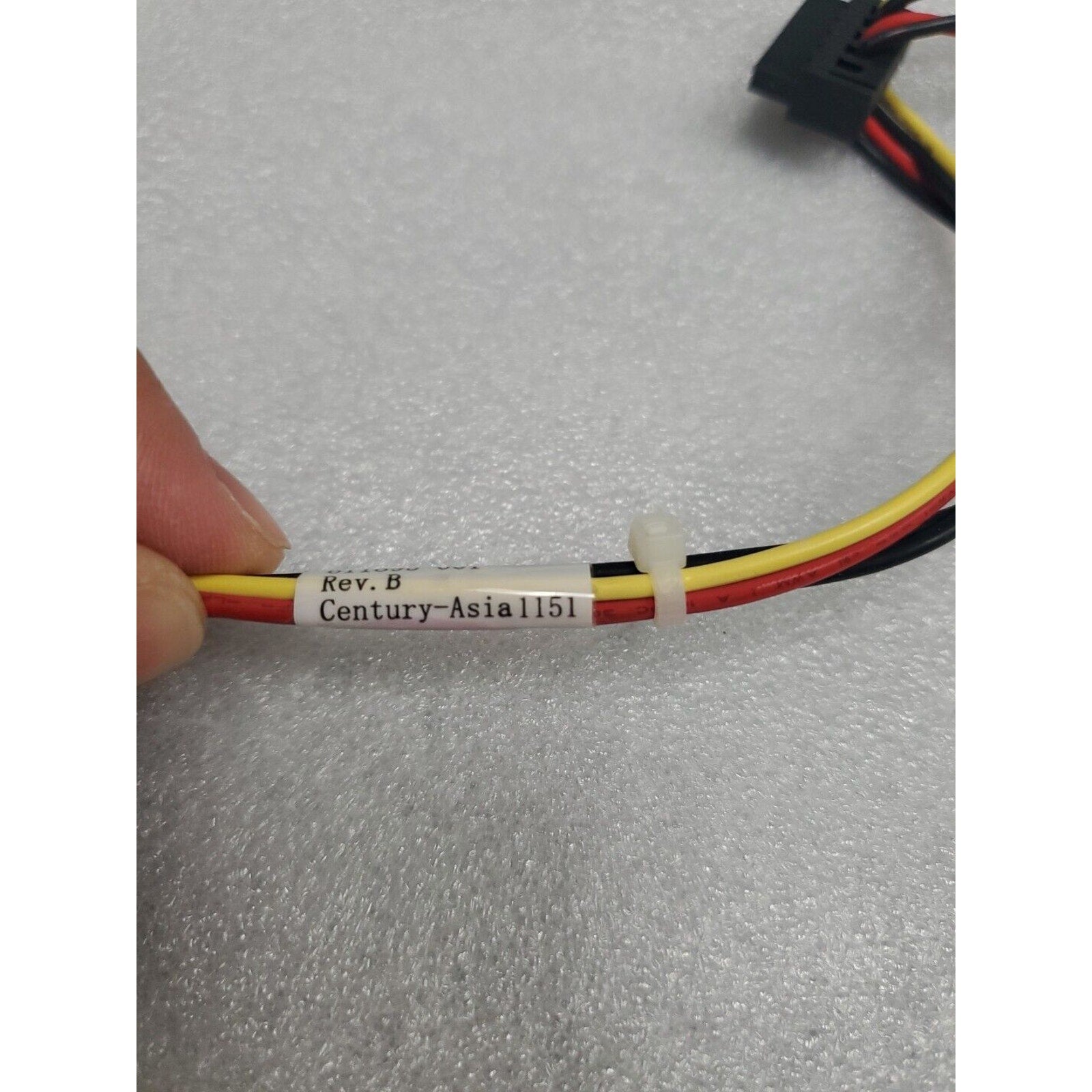 611895-001 611895-001 6200 Pro Elite 4-pin to 3X SATA motherboard power cable