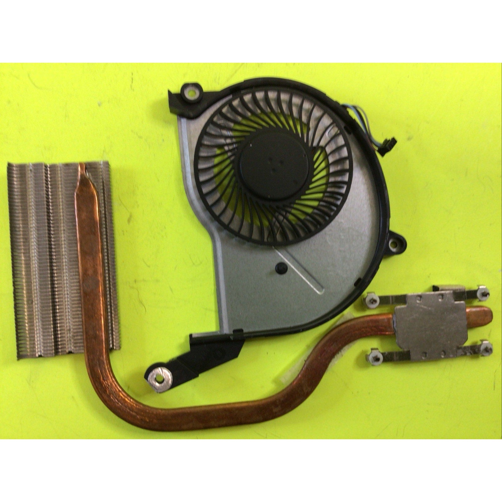 HP 15-f033wm Heat Sink and Fan Assembly 46U87HSTP00 749670-001