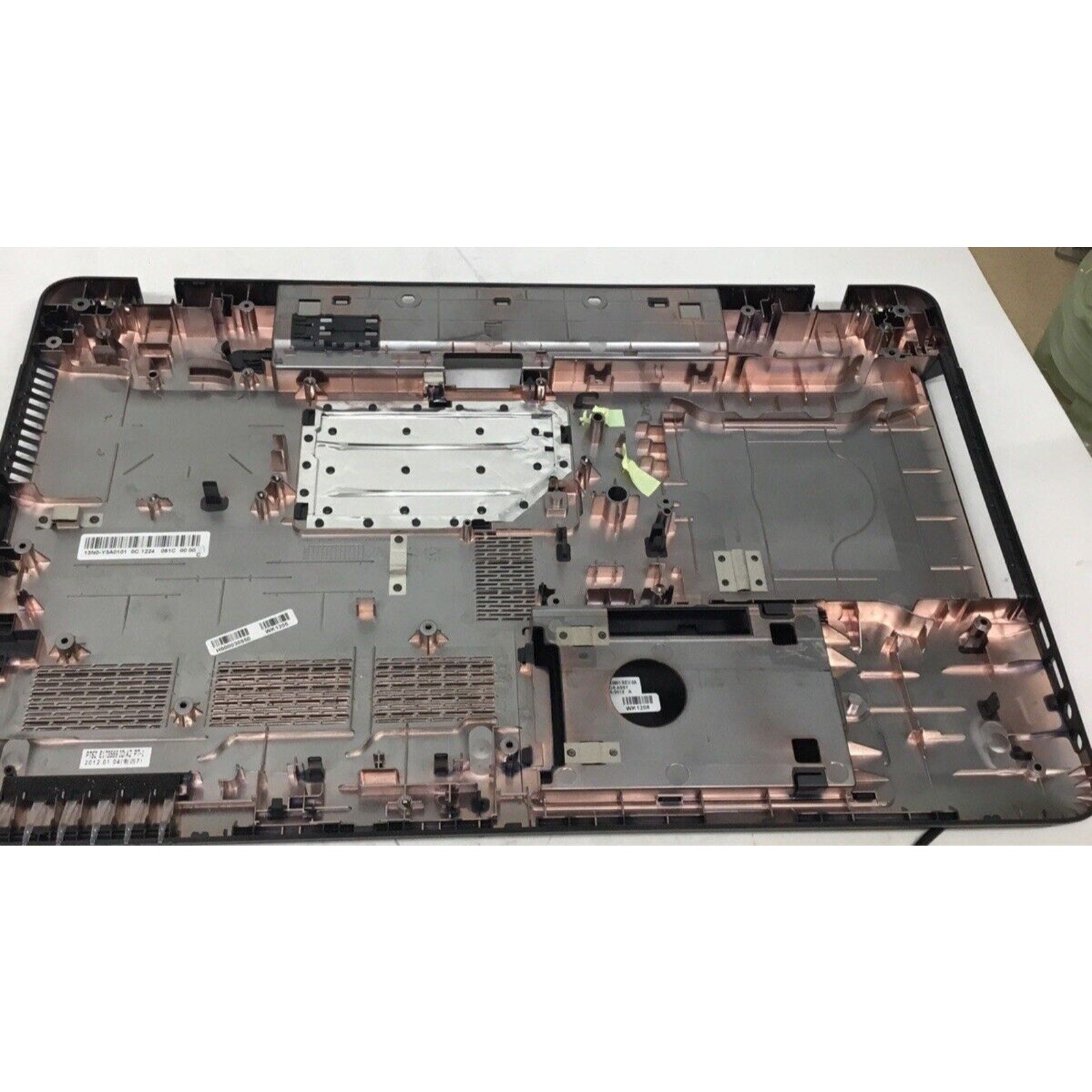 H000030550 13N0-Y3A0101 OEM TOSHIBA BASE COVER SATELLITE L775 READ (C)(DE40)