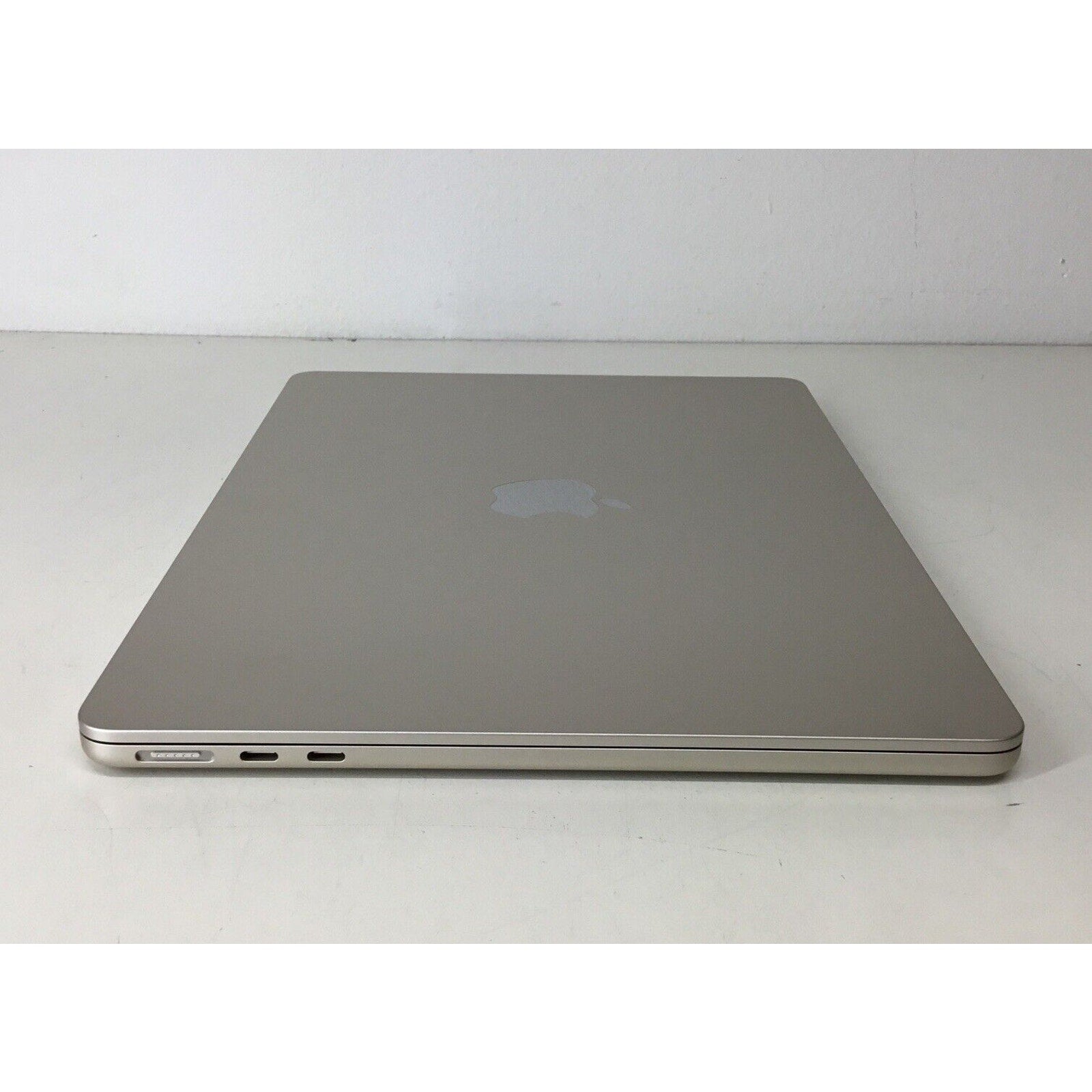 2024 Apple MacBook Air 13.6in M3 Chip 256 GB SSD 8GB RAM 8-Core GPU MRXT3LL/A