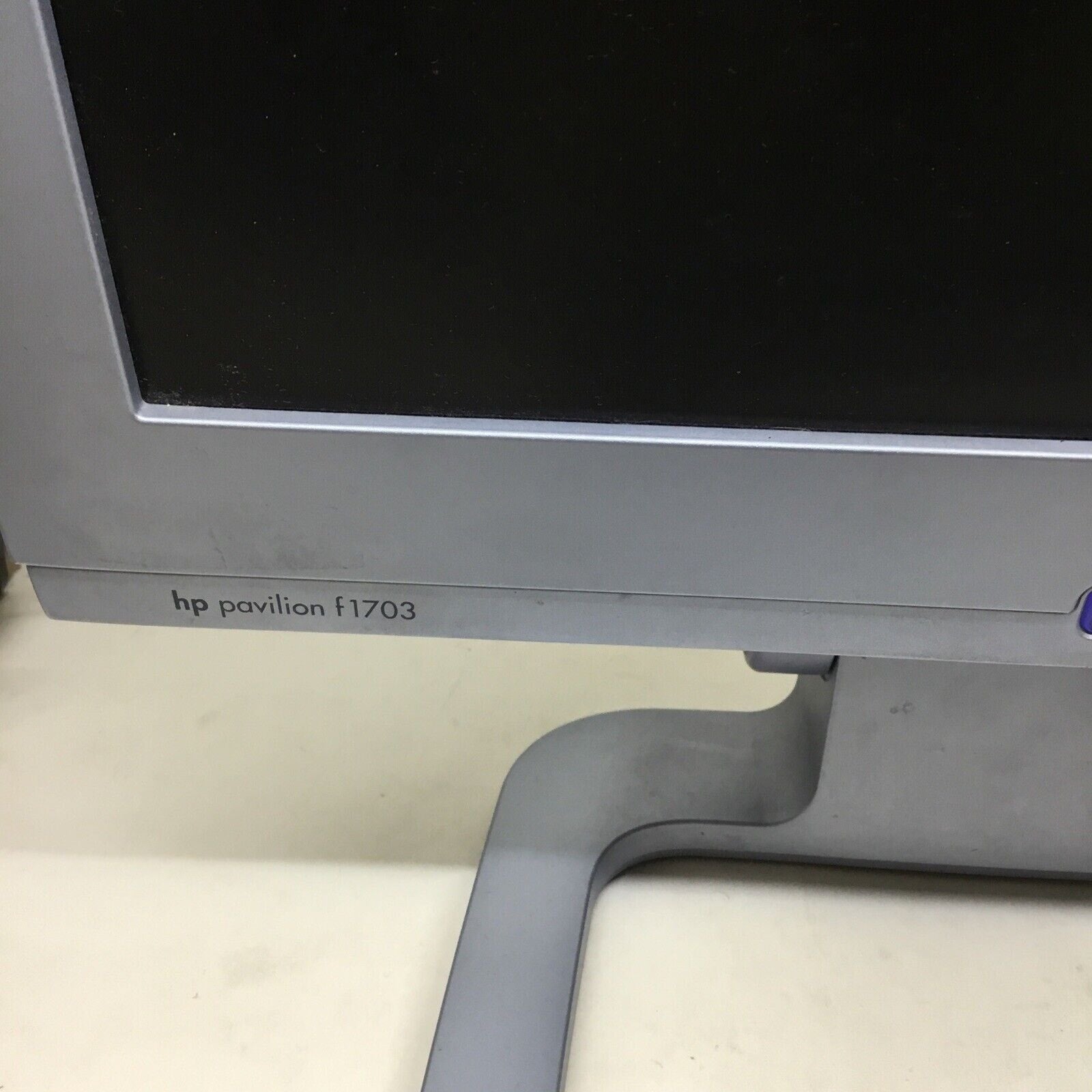 HP Pavilion f1703 P9620A Silver Monitor 17" With Power Adapter & Video Cable