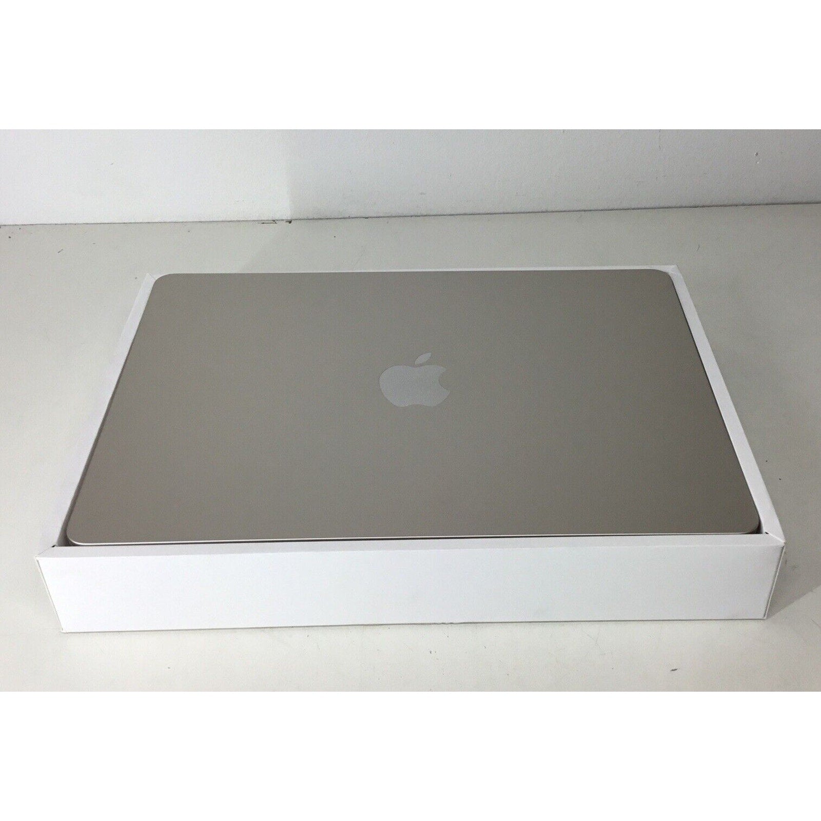 2024 Apple MacBook Air 13.6in M3 Chip 256 GB SSD 8GB RAM 8-Core GPU MRXT3LL/A