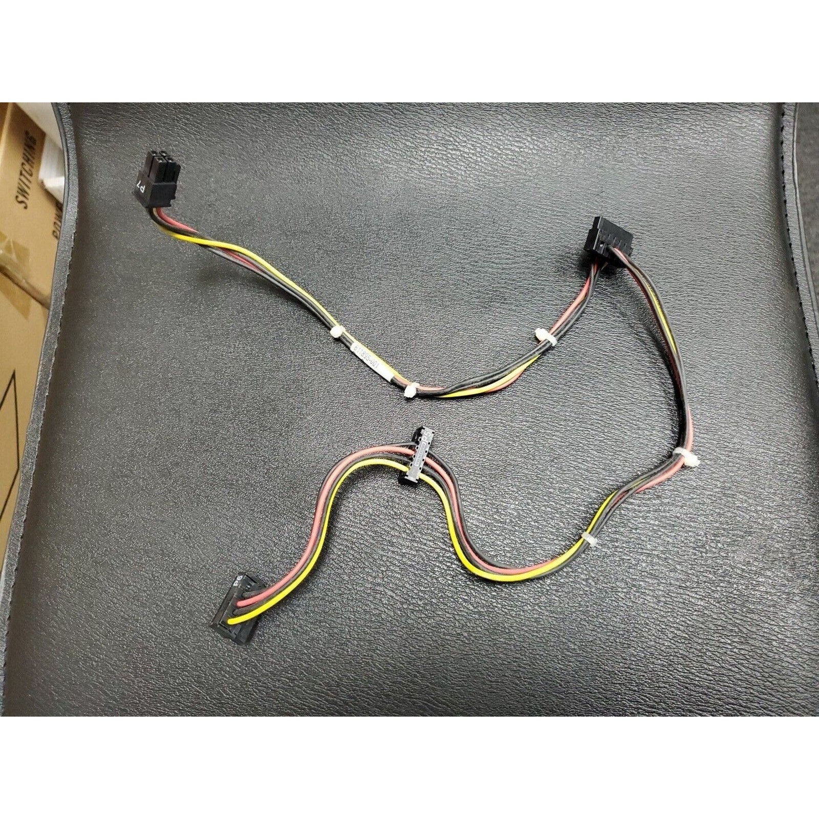 611895-001 611895-001 6200 Pro Elite 4-pin to 3X SATA motherboard power cable