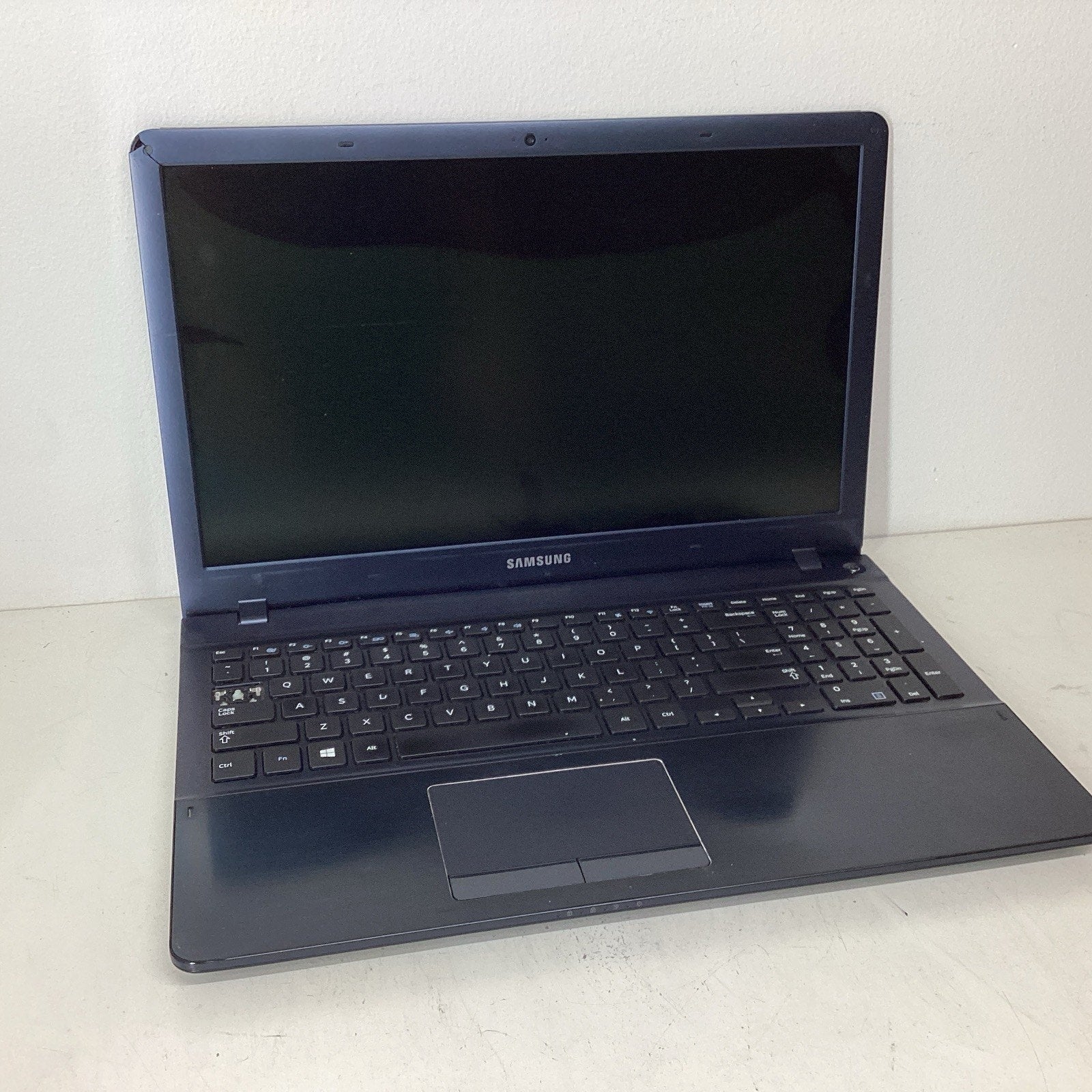 Samsung NP470R5E 15.6" Dark Blue Laptop 8GB RAM 500GB SSD Bad Screen - For Parts