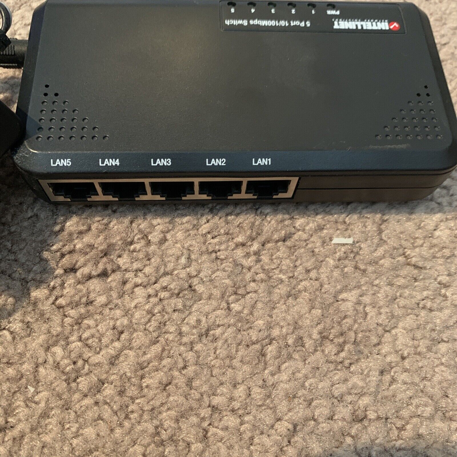 Intellinet 5-Port 10/100Mbps Fast Fast Ethernet Office Switch w/ Power Adapter