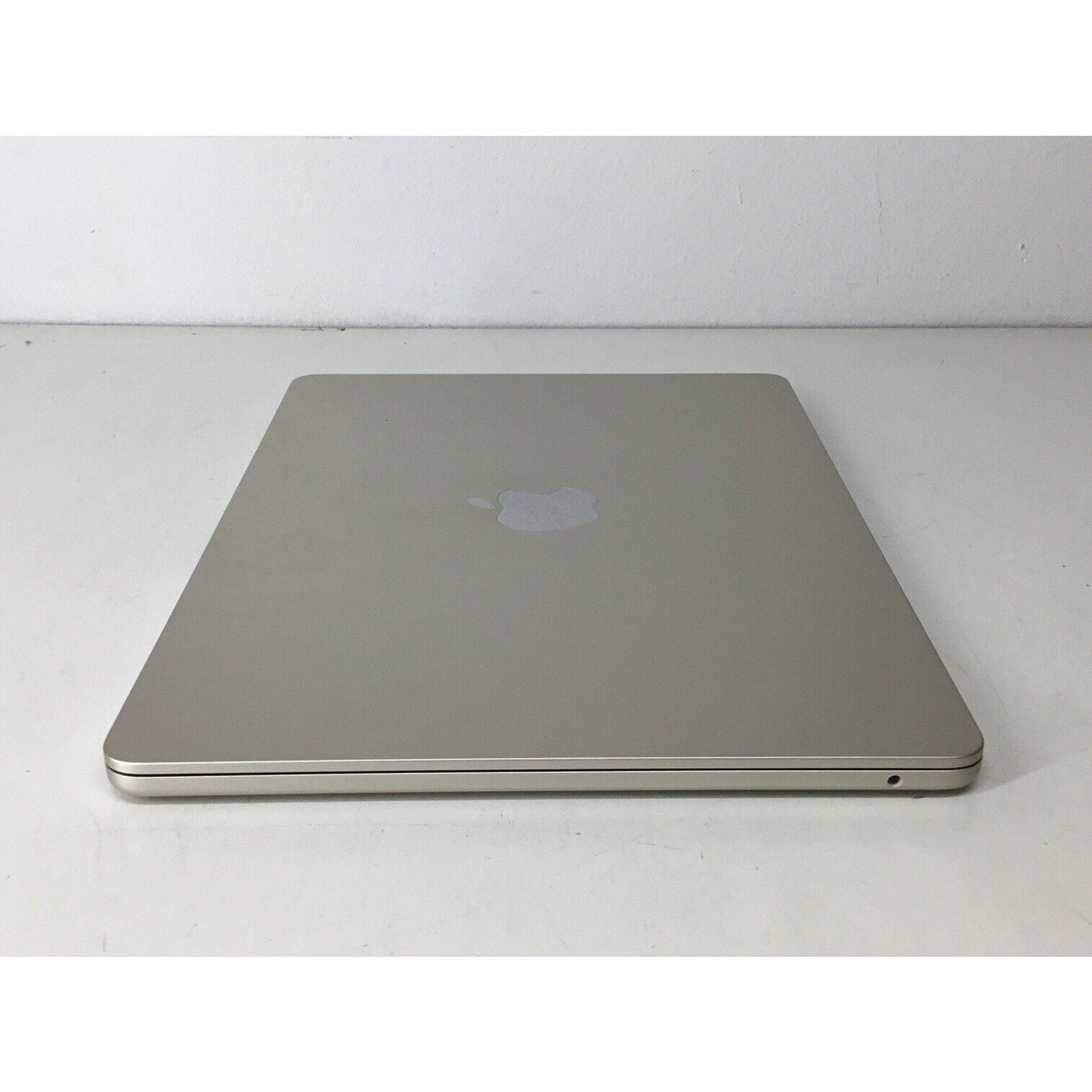 2024 Apple MacBook Air 13.6" M3 Chip 256 GB SSD 8GB RAM 8-Core GPU MRXT3LL/A
