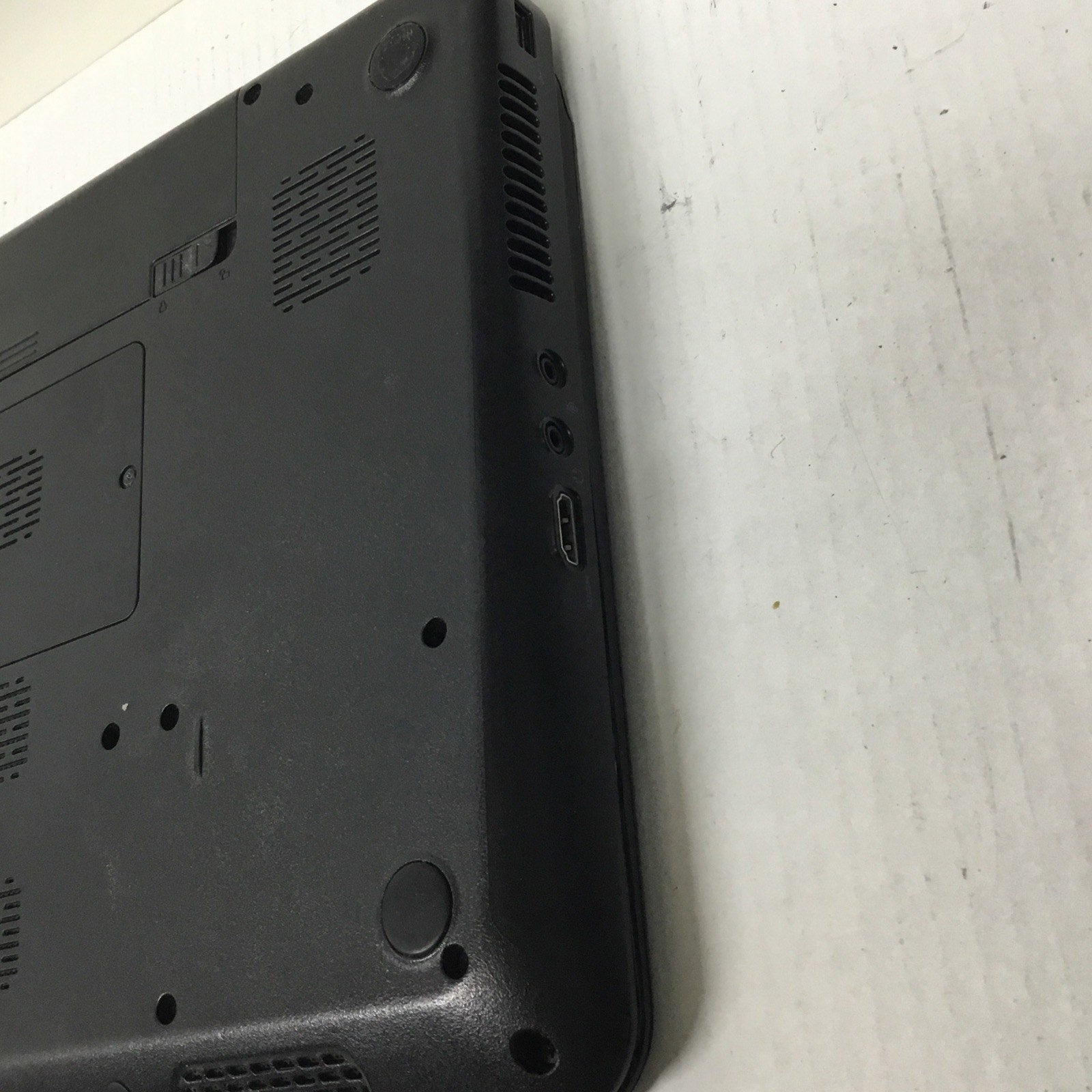 For Parts Dell Inspiron N5010 15.6" Intel Core i3-370M 4GB RAM NO HDD NO OS