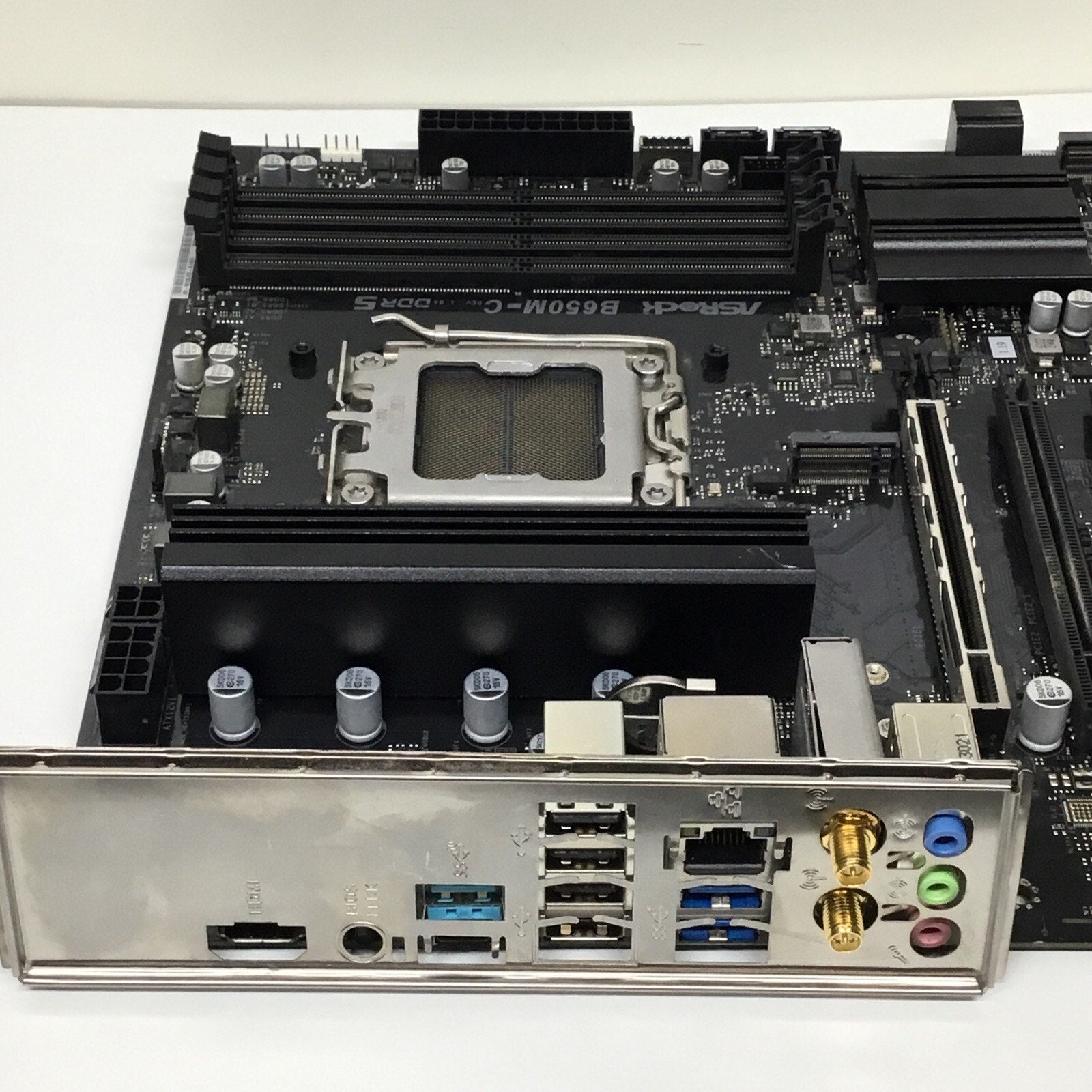 For Parts GIGABYTE B650M C AM5/ LGA 1718/ AMD/ B650/ Micro-ATX/ DDR5