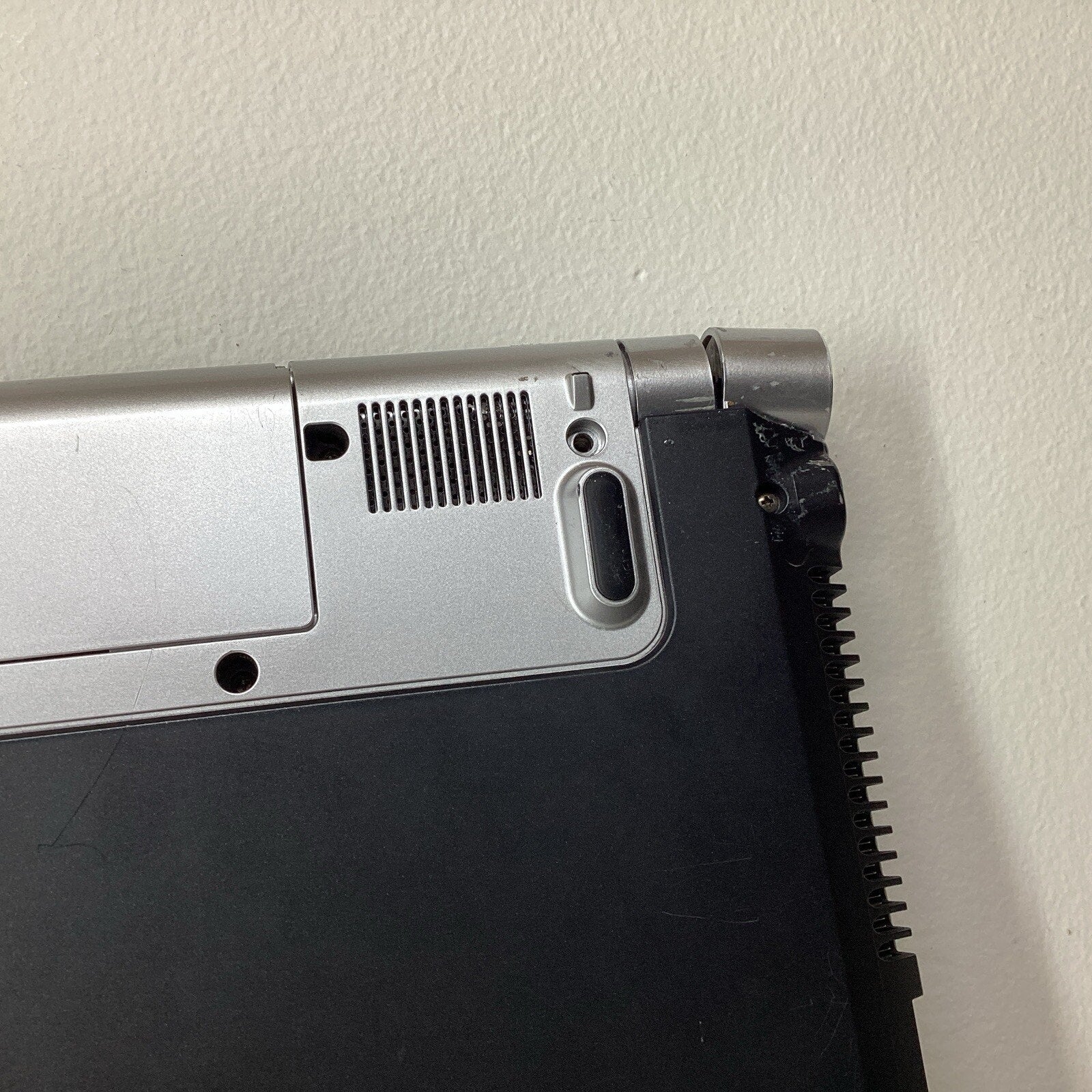 Sony Vaio PCG-3D3L Intel Centrino 2 4GB RAM 320GB HDD Laptop Computer-For Parts