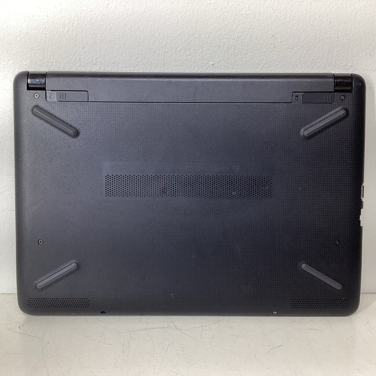 HP 14-bw065nr 14" Laptop AMD Radeon 4GB RAM 32GB SSD - For Parts