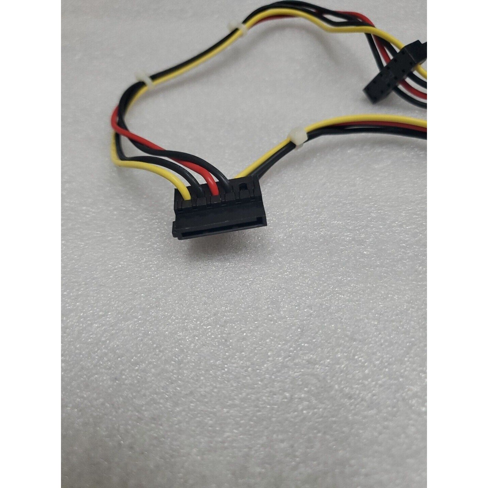 611895-001 611895-001 6200 Pro Elite 4-pin to 3X SATA motherboard power cable