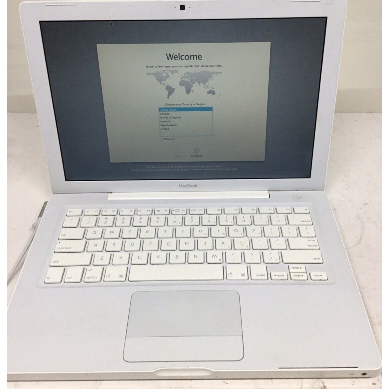 Apple Macbook 13" A1181 Early 2007 Core 2 Duo 2.10 GHz 1GB RAM W/ Charger Bundle