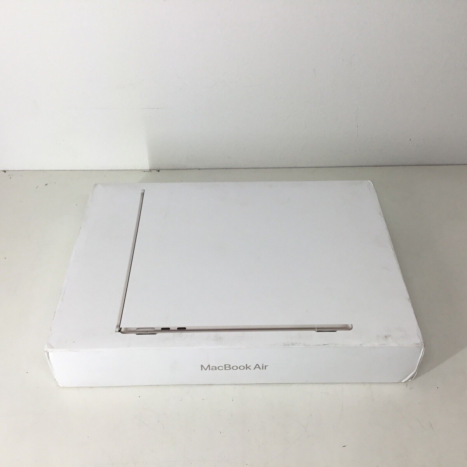 2024 Apple MacBook Air 13.6" M3 Chip 256 GB SSD 8GB RAM 8-Core GPU MRXT3LL/A