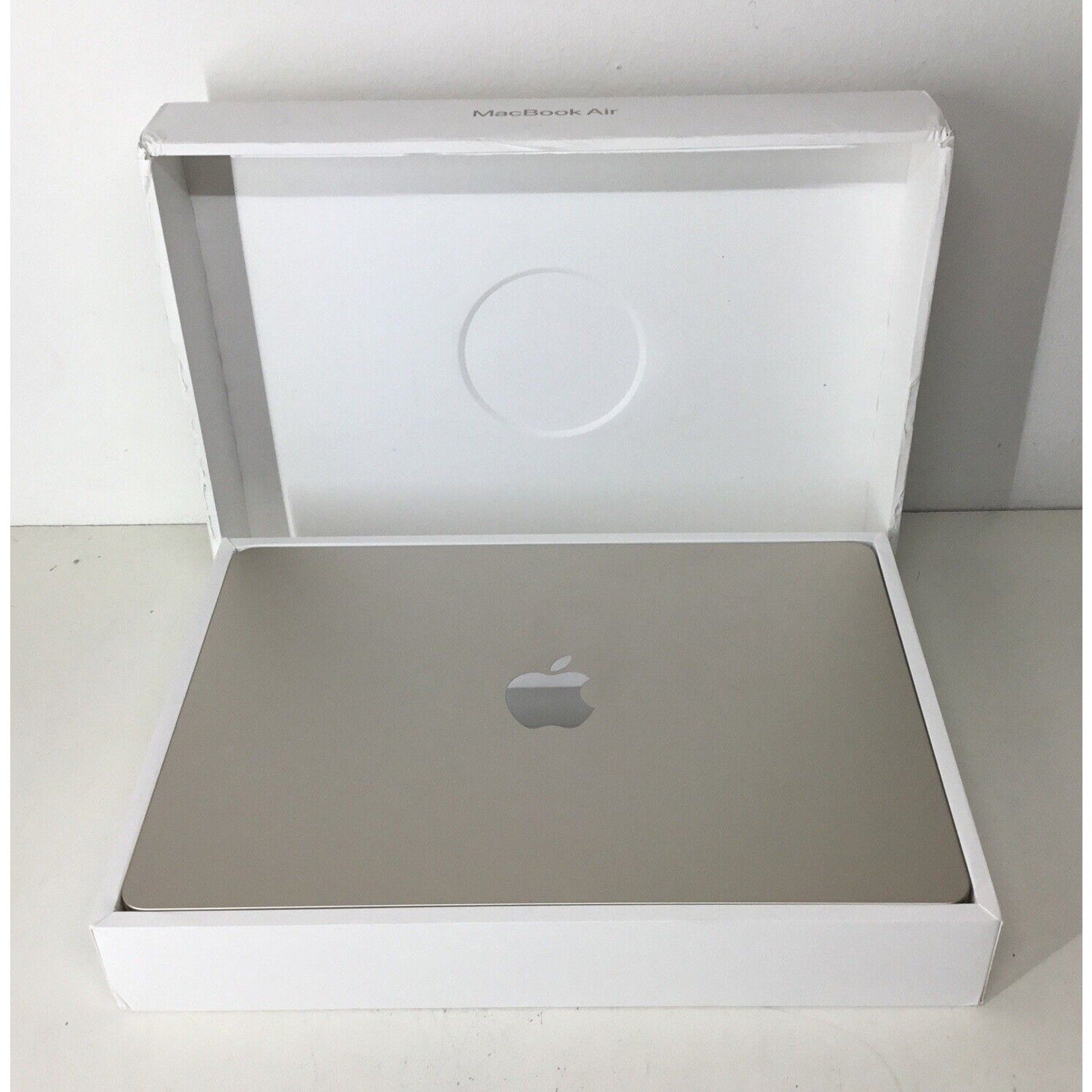 2024 Apple MacBook Air 13.6" M3 Chip 256 GB SSD 8GB RAM 8-Core GPU MRXT3LL/A